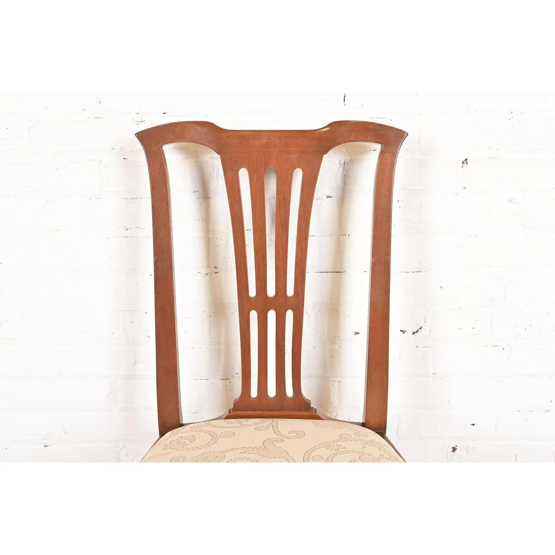 Tissu d'ameublement Paire de chaises d'appoint ou de chaises de salle à manger en acajou sculpté de style géorgien Kittinger en vente