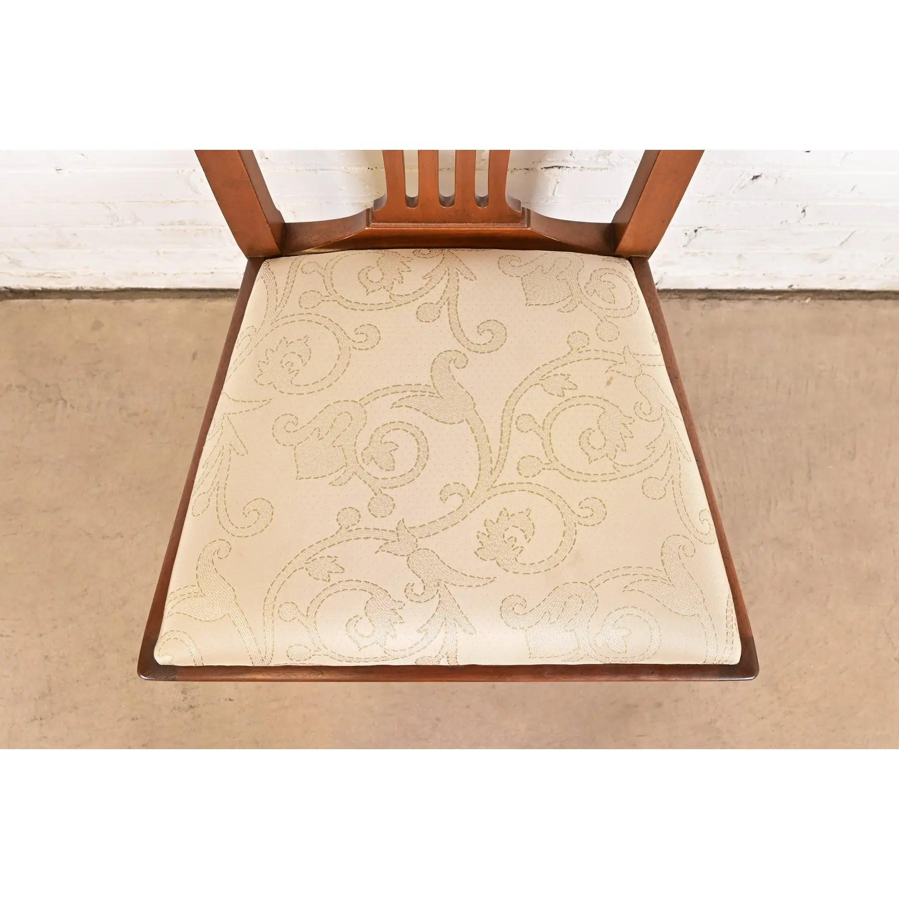 Paire de chaises d'appoint ou de chaises de salle à manger en acajou sculpté de style géorgien Kittinger en vente 1