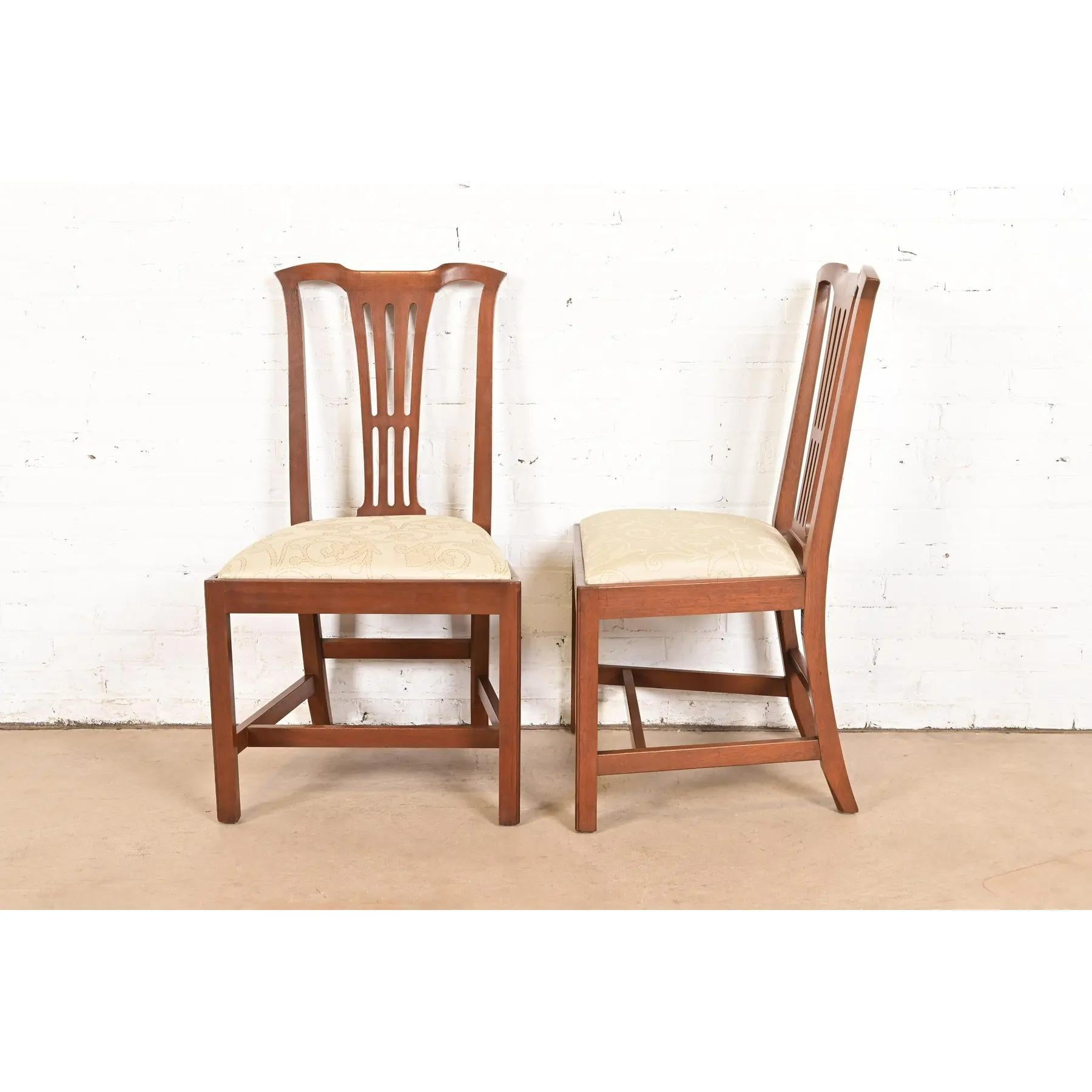 Paire de chaises d'appoint ou de chaises de salle à manger en acajou sculpté de style géorgien Kittinger en vente 2