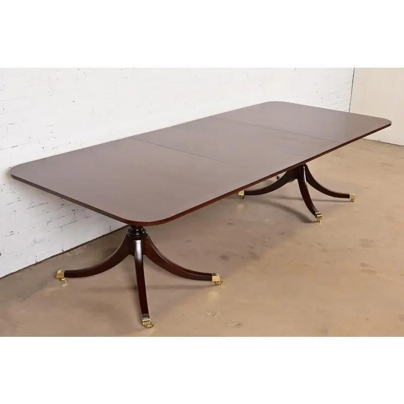 Kittinger Georgian Double Pedestal Extension Dining Table, Newly Refinished Estadounidense en venta
