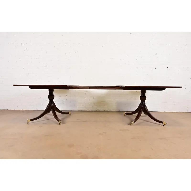 Kittinger Georgian Double Pedestal Extension Dining Table, Newly Refinished en Bueno estado para la venta en South Bend, IN