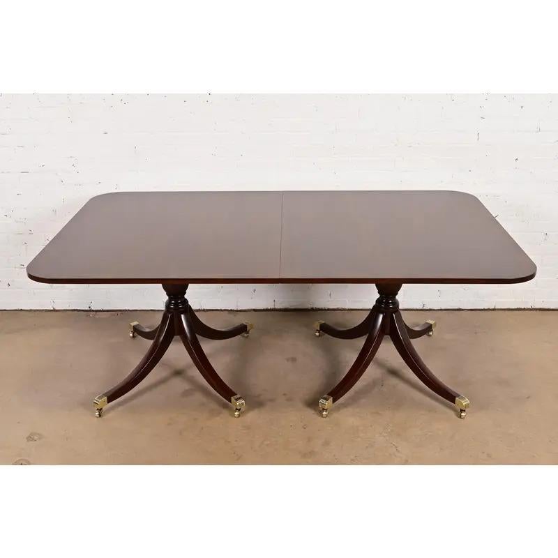 Kittinger Georgian Double Pedestal Extension Dining Table, Newly Refinished finales del siglo XX en venta