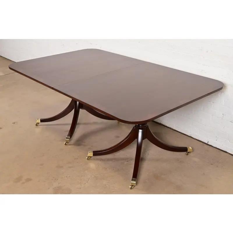 Kittinger Georgian Double Pedestal Extension Dining Table, Newly Refinished Latón en venta