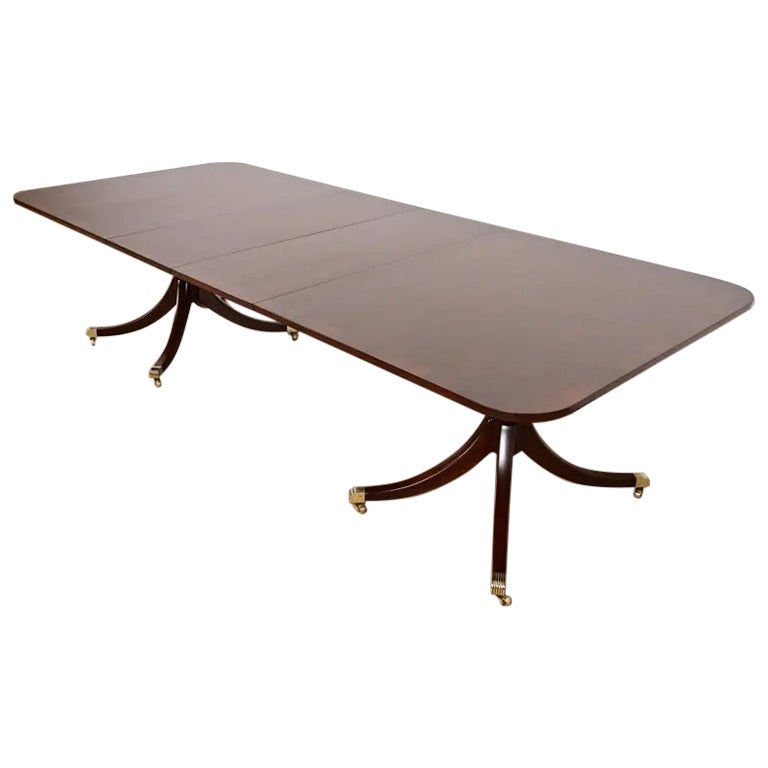 Kittinger Georgian Double Pedestal Extension Dining Table, Newly Refinished en venta