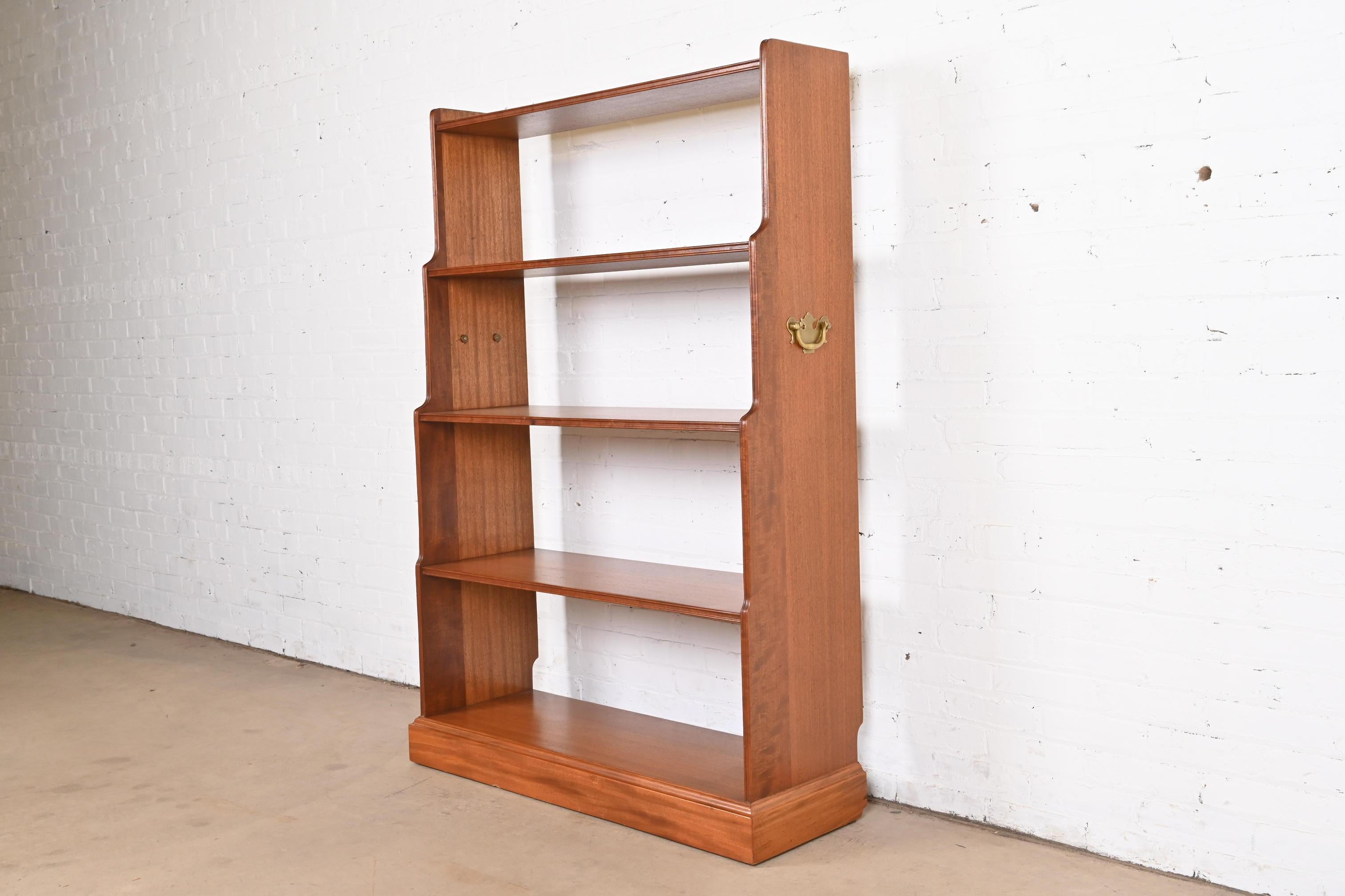 A gorgeous Georgian or Regency style bookcase or etagere

By Kittinger

USA, Circa 1980s

Mahogany, with brass hardware.

Measures: 41.5