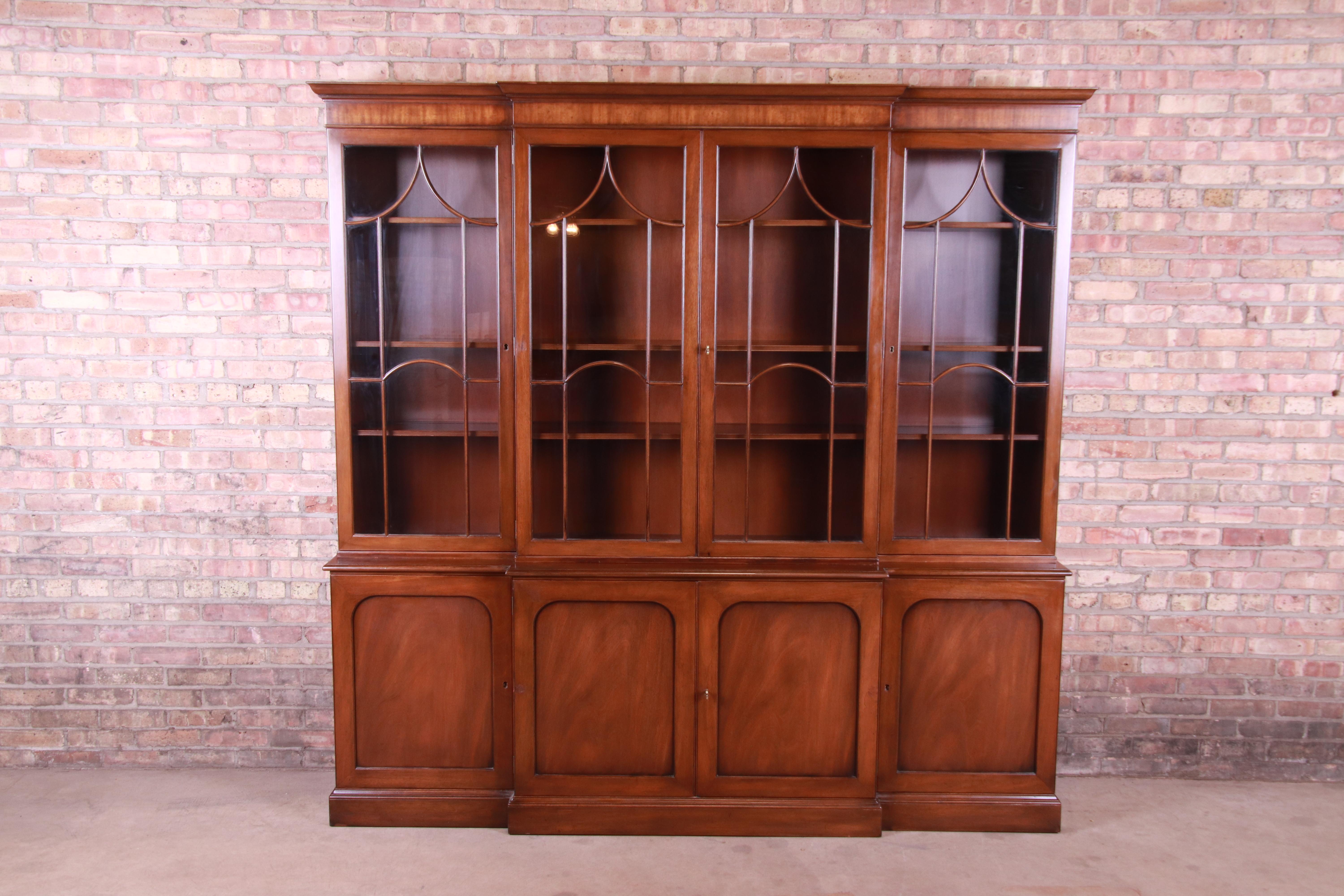 An exceptional Georgian style breakfront bookcase, sideboard, or bar cabinet

By Kittinger Furniture

USA, Mid-20th Century

Measures: 83