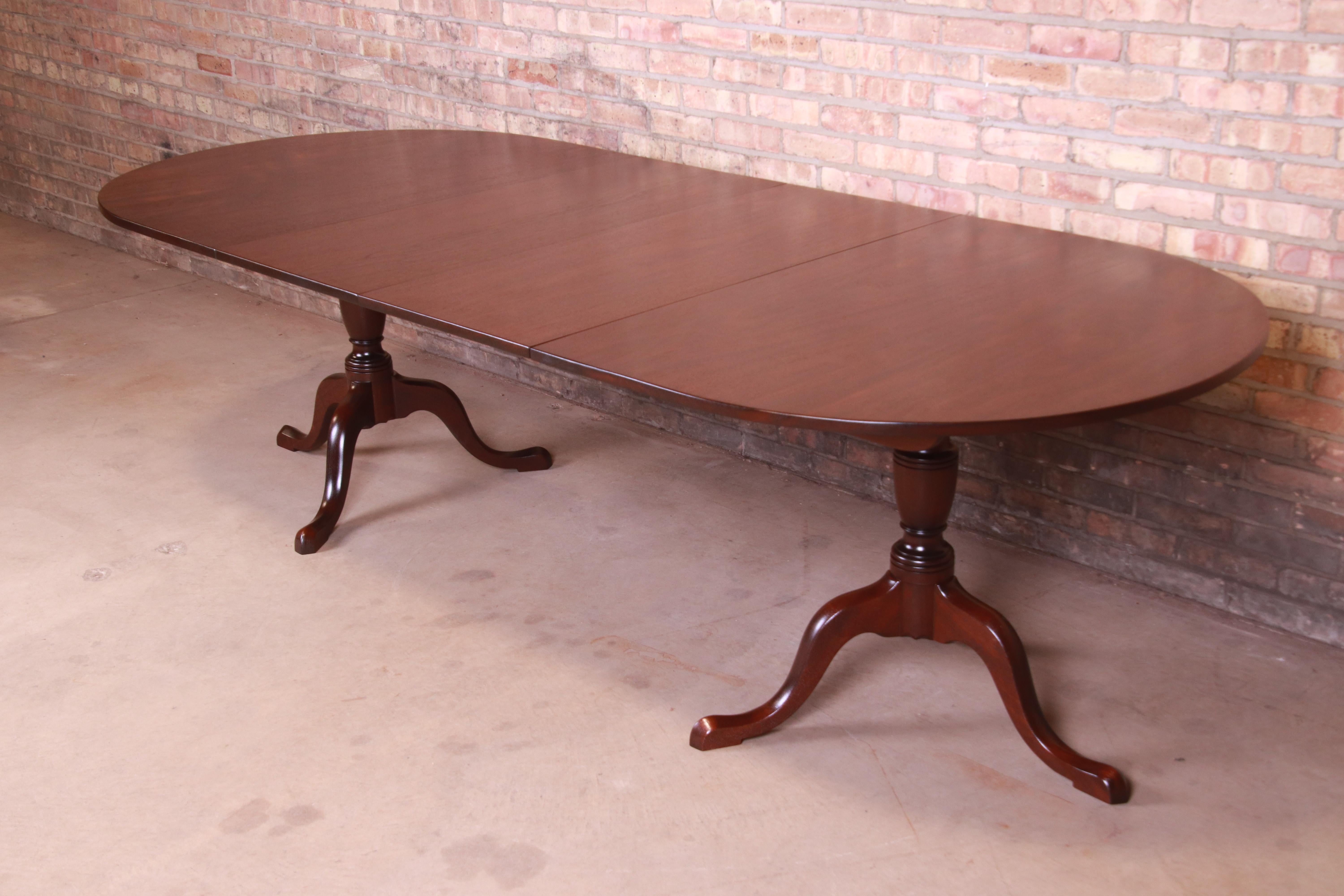 An exceptional Georgian style mahogany double pedestal extension dining table

By Kittinger,

USA, circa 1960s

Measures: 67.5