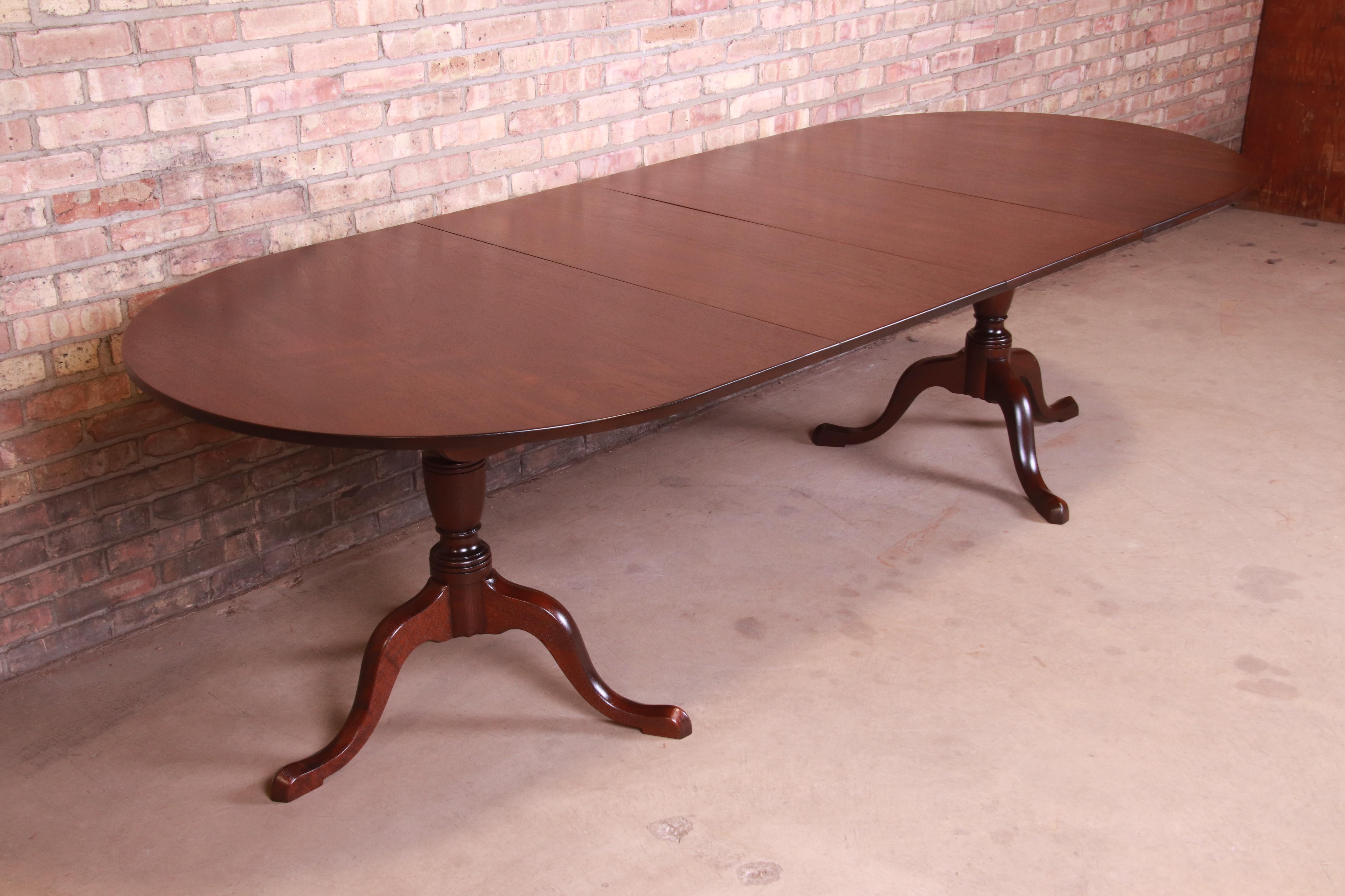 Kittinger Georgian Mahogany Double Pedestal Dining Table, Newly Refinished In Good Condition In South Bend, IN