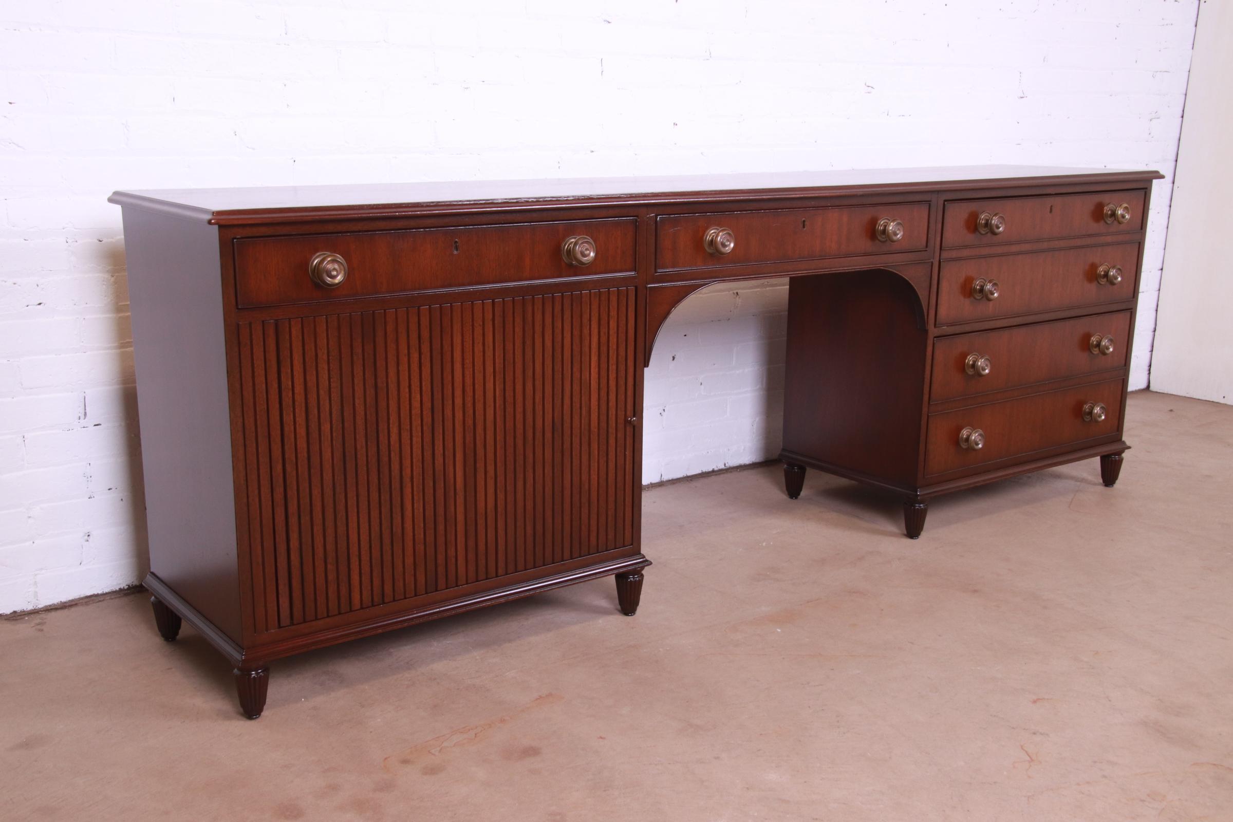 Kittinger Georgian Mahogany Executive Credenza Desk, Newly Refinished In Good Condition In South Bend, IN
