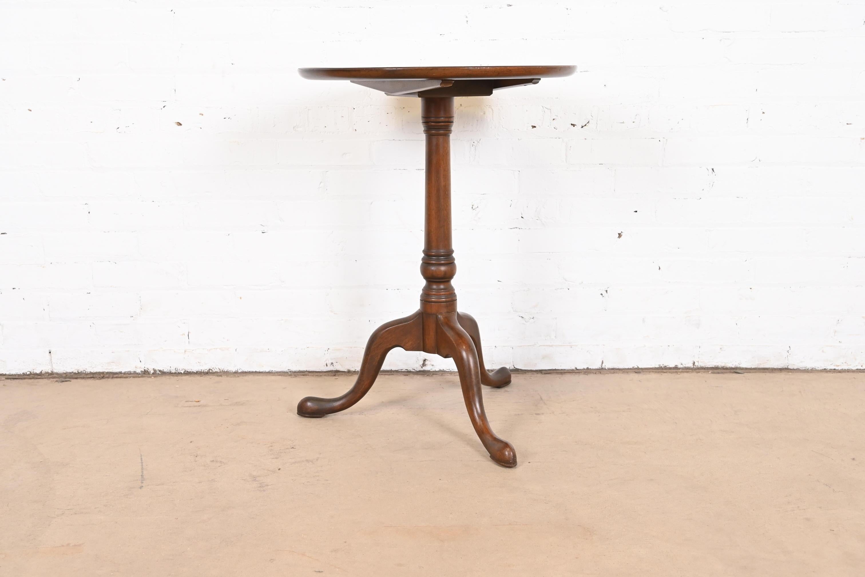 Kittinger Georgian Mahogany Pedestal Tea Table, Circa 1960s For Sale 5