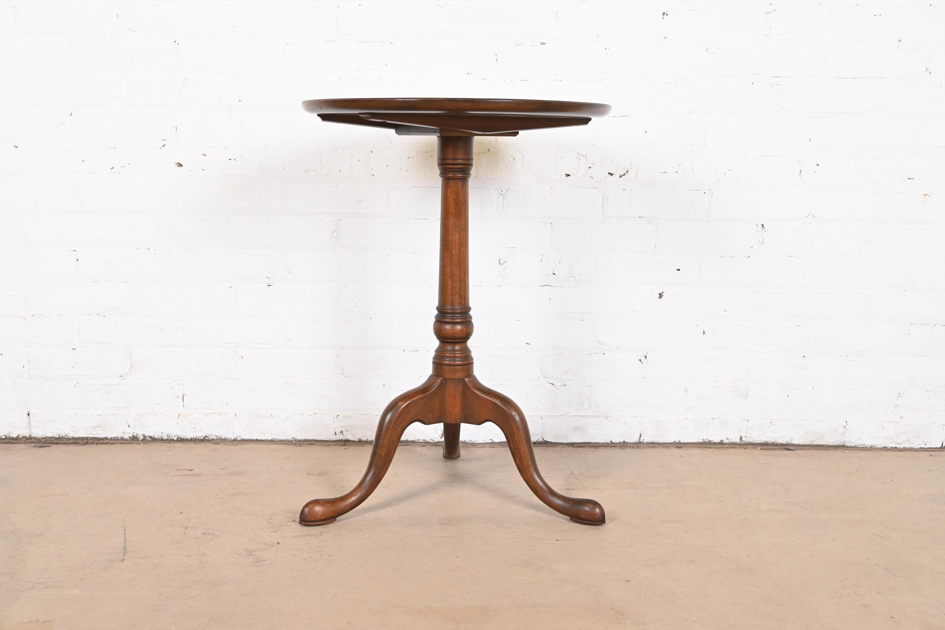 Kittinger Georgian Mahogany Pedestal Tea Table, Circa 1960s For Sale 6