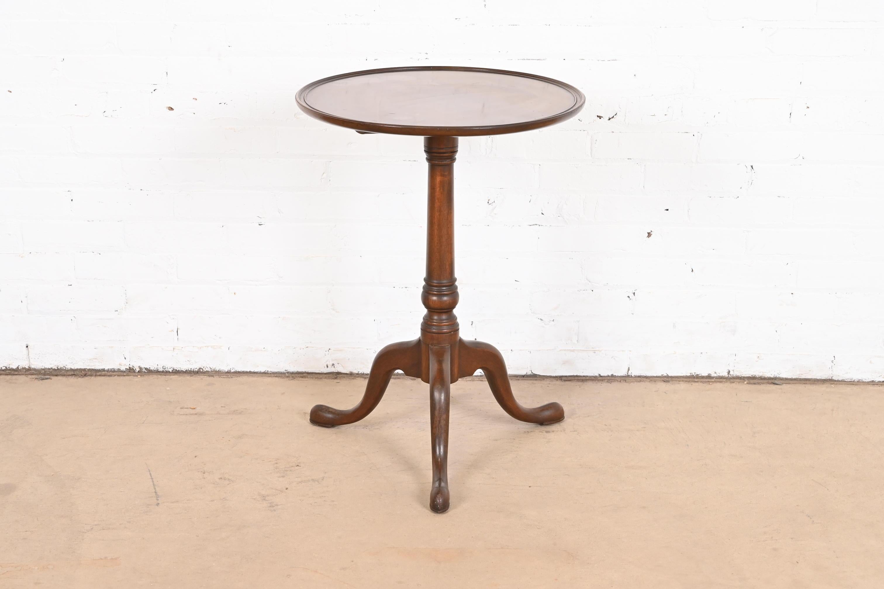 Magnifique table à thé ou table d'appoint à piédestal en acajou sculpté de style géorgien ou Queen Anne.

Par Kittinger, Collection 
