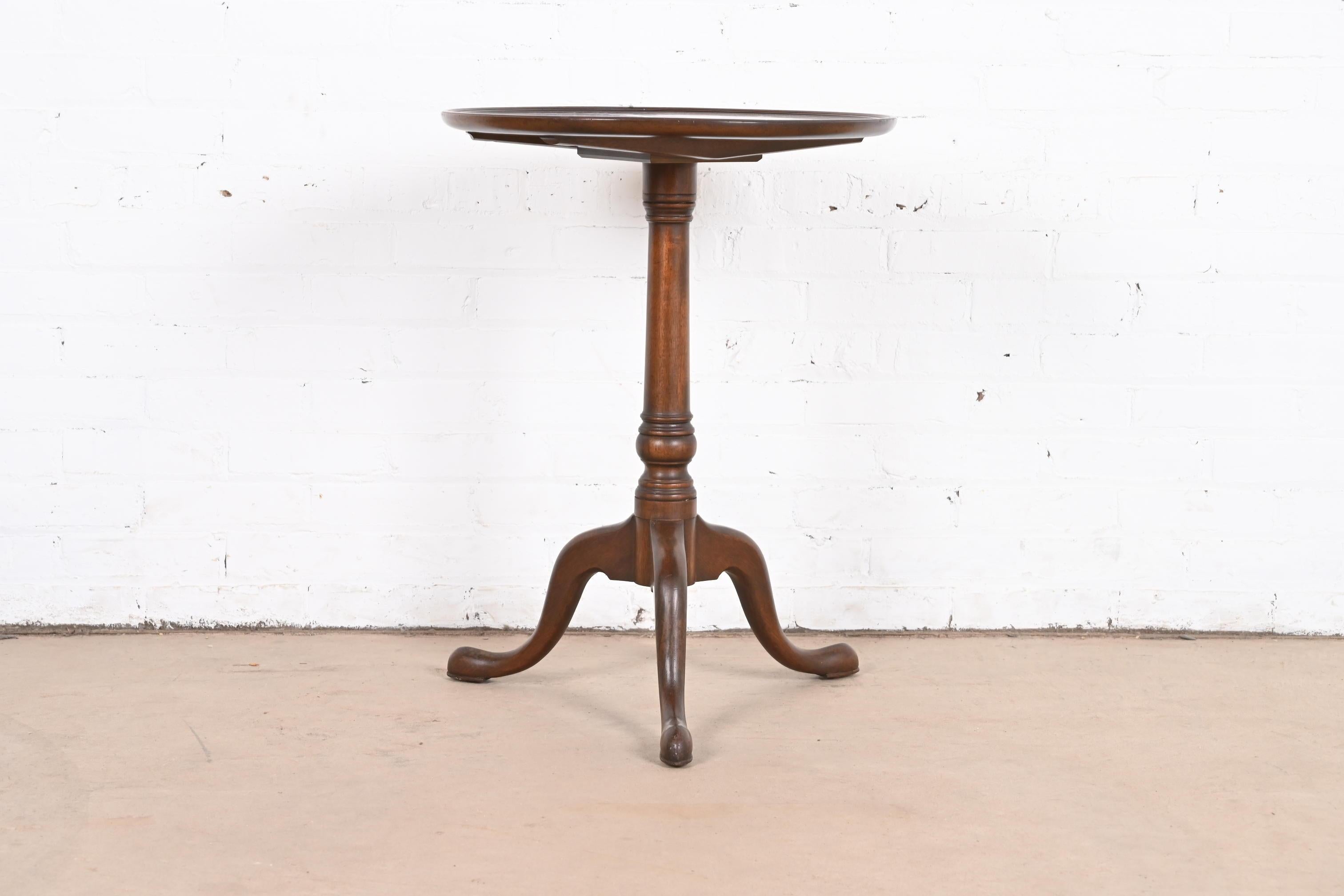 American Kittinger Georgian Mahogany Pedestal Tea Table, Circa 1960s For Sale