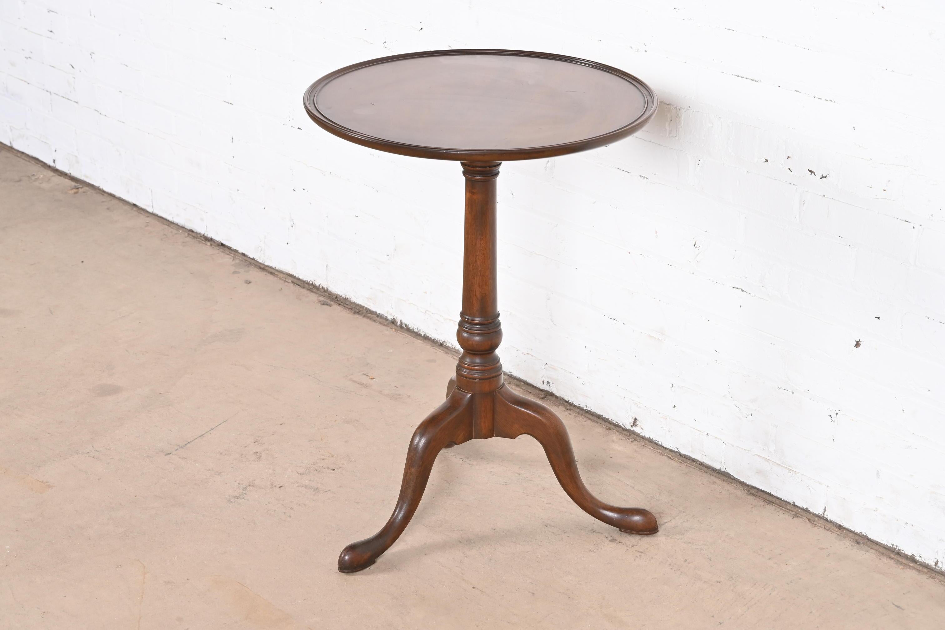 Kittinger Georgian Mahogany Pedestal Tea Table, Circa 1960s In Good Condition In South Bend, IN