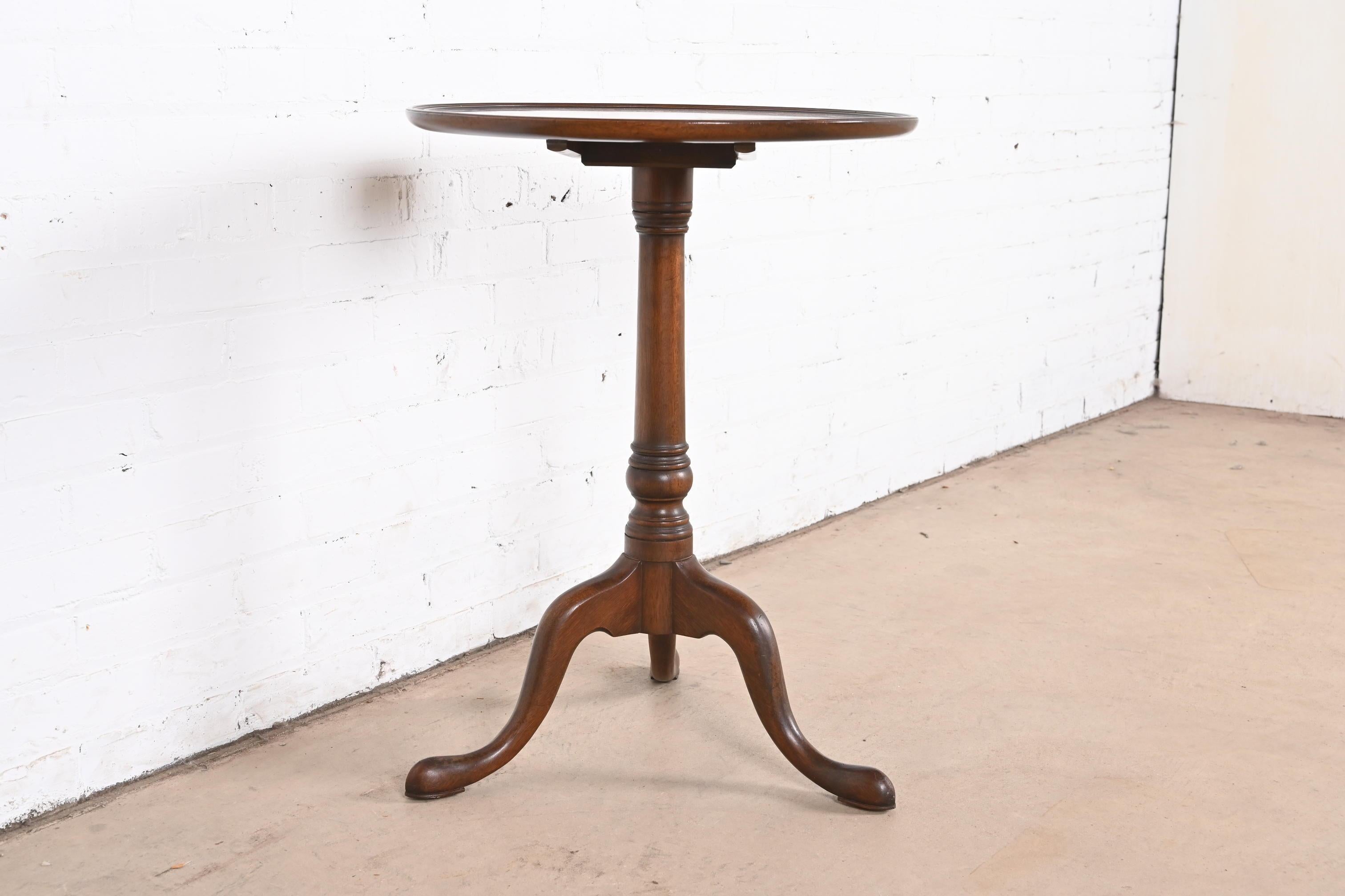 Kittinger Georgian Mahogany Pedestal Tea Table, Circa 1960s For Sale 2