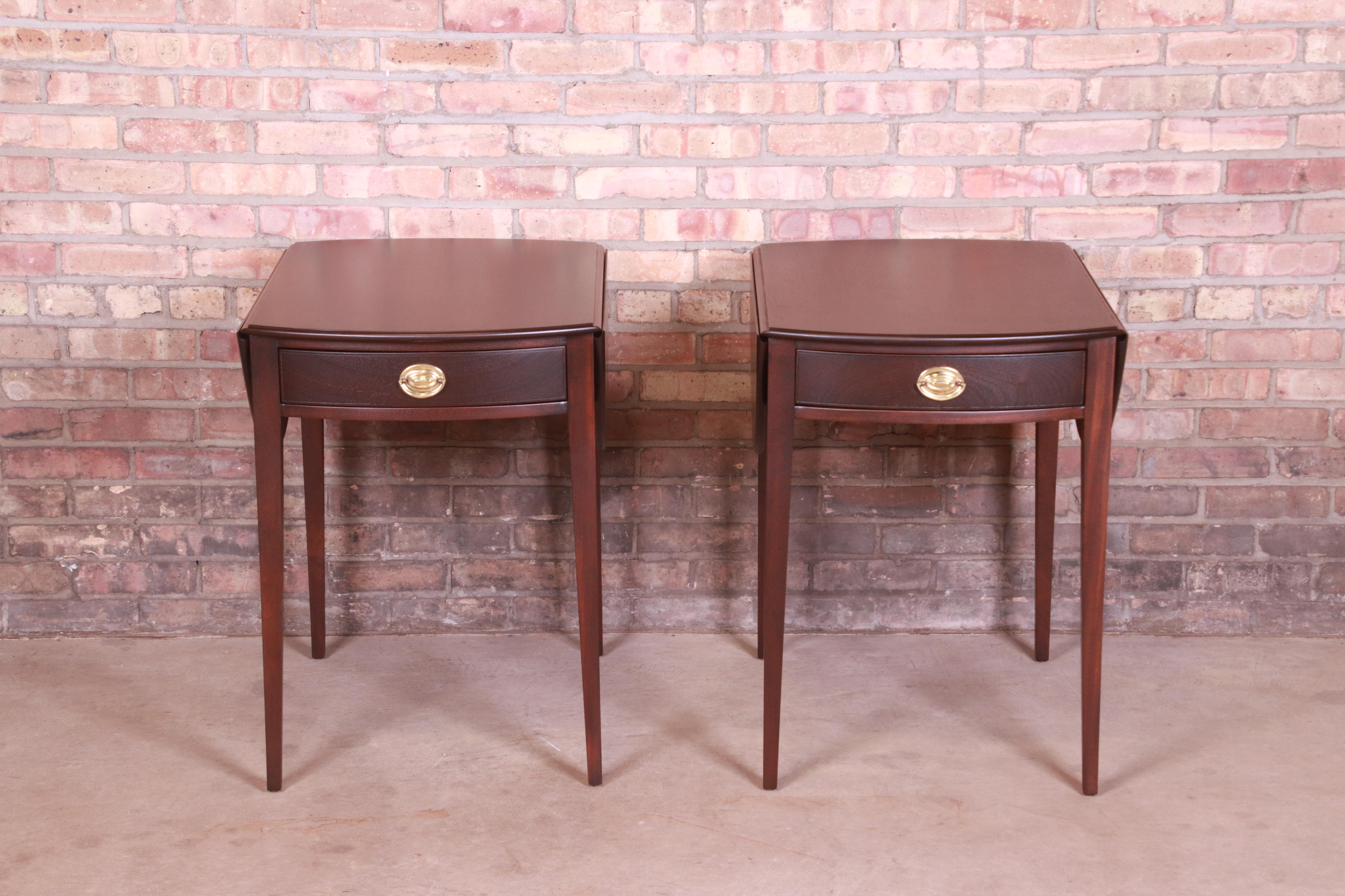 A gorgeous pair of Georgian or Federal style Pembroke nightstands, end tables, or tea tables

By Kittinger

USA, Circa 1960s

Mahogany, with original brass hardware.

Measures: 20.75