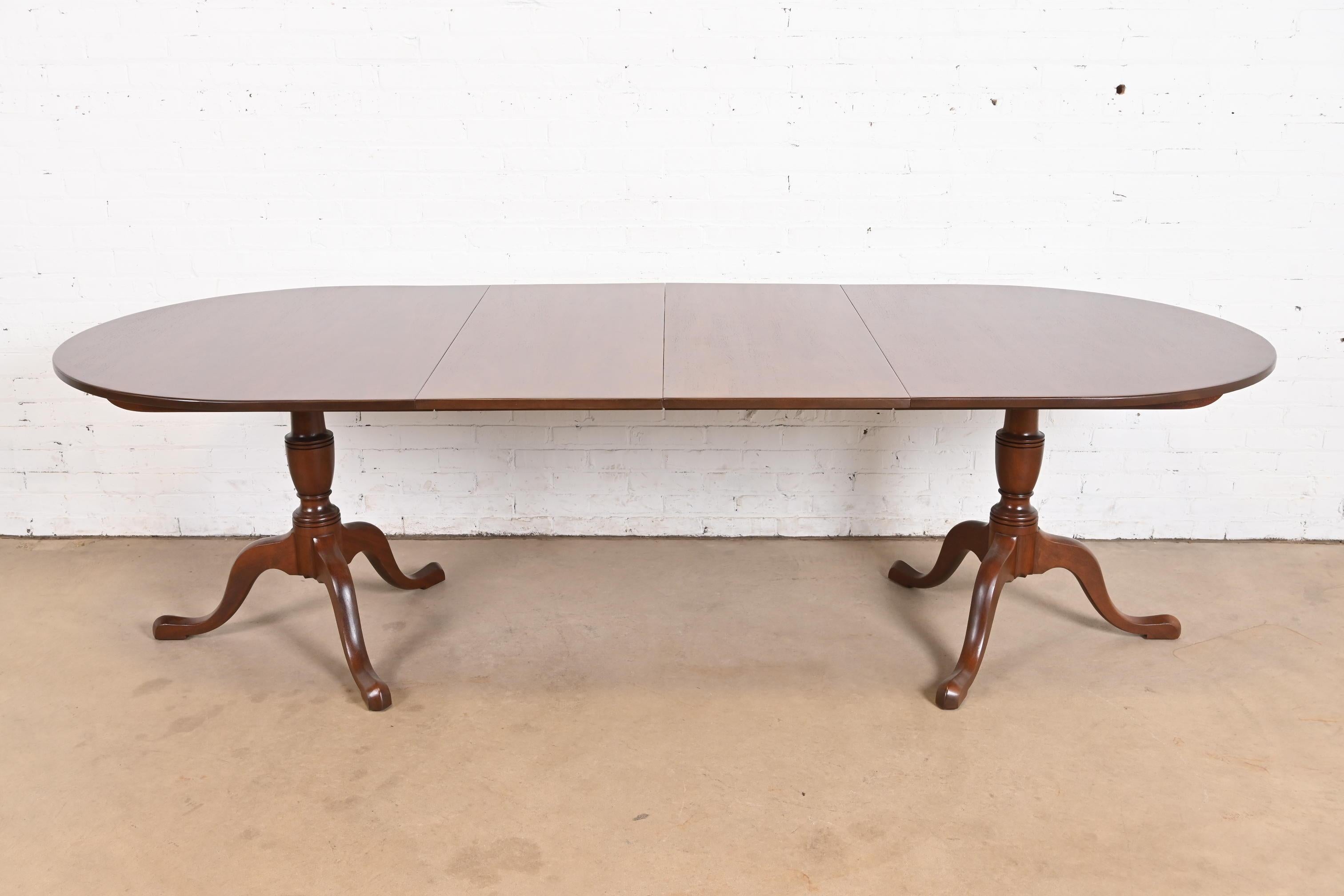 A gorgeous Georgian, Regency, or Queen Anne style solid mahogany double pedestal extension dining table

By Kittinger

USA, Mid-20th Century

Measures: 68