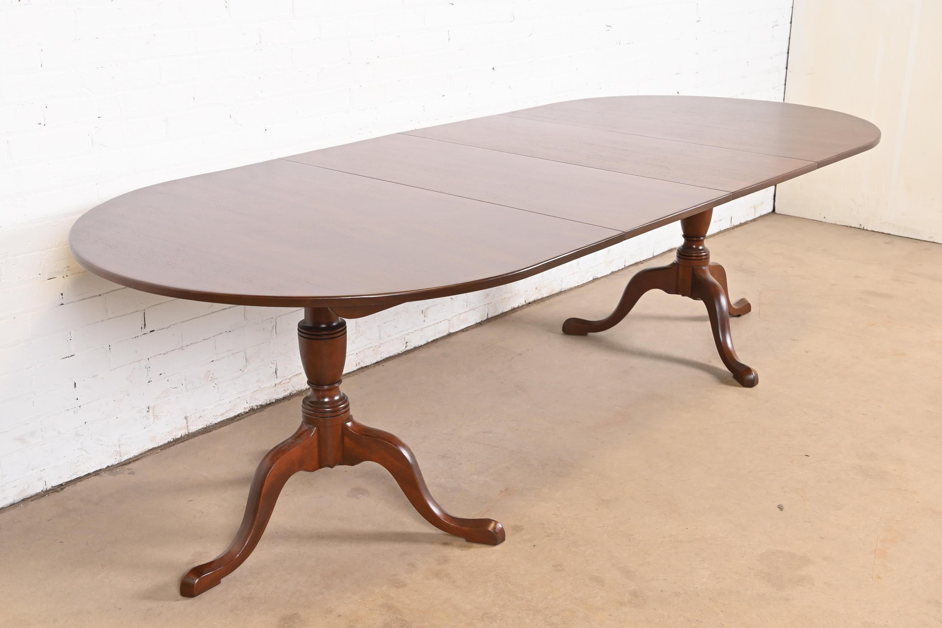 Kittinger Georgian Solid Mahogany Double Pedestal Dining Table, Newly Refinished In Good Condition For Sale In South Bend, IN