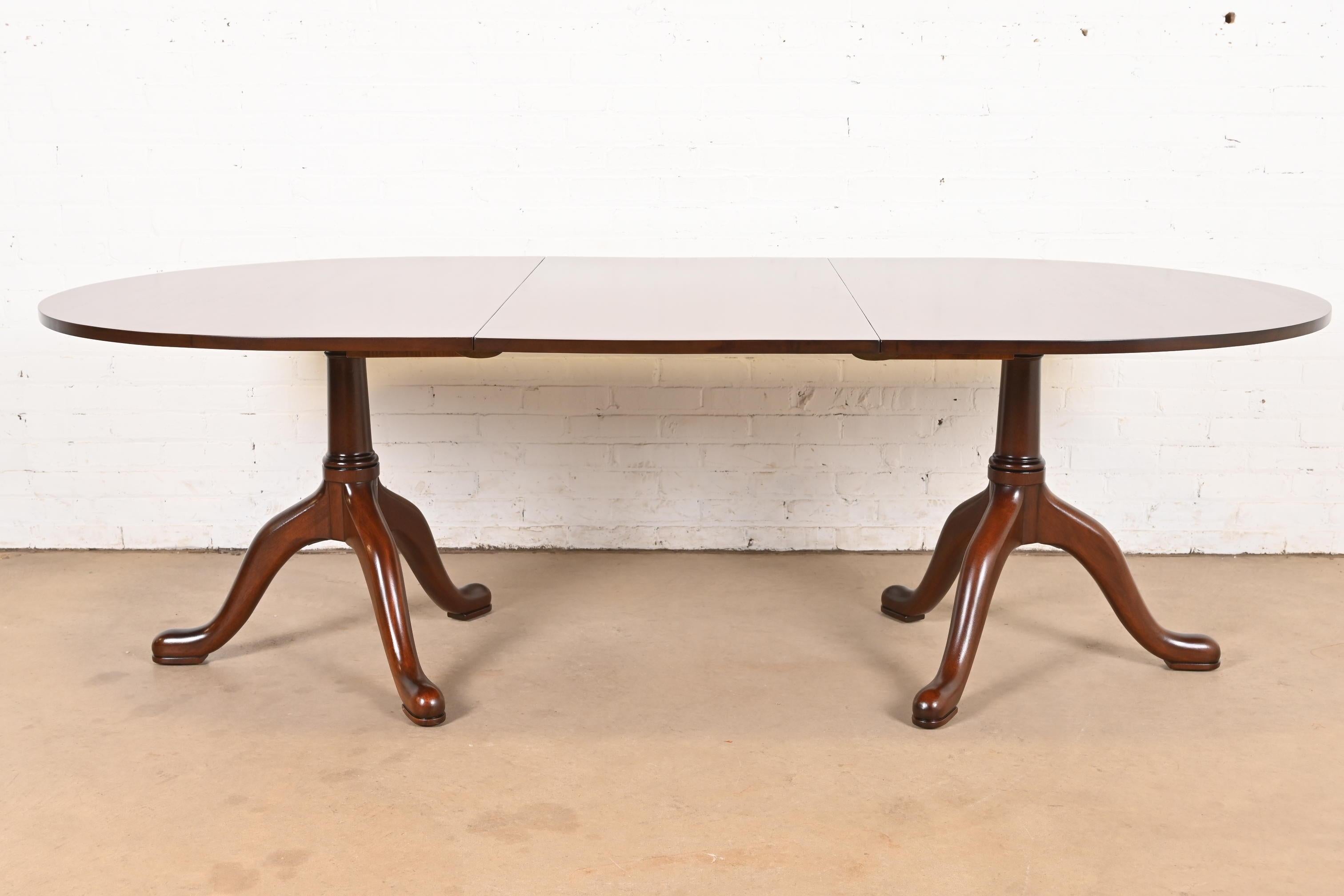 Kittinger Georgian Solid Mahogany Double Pedestal Dining Table, Newly Refinished In Good Condition For Sale In South Bend, IN