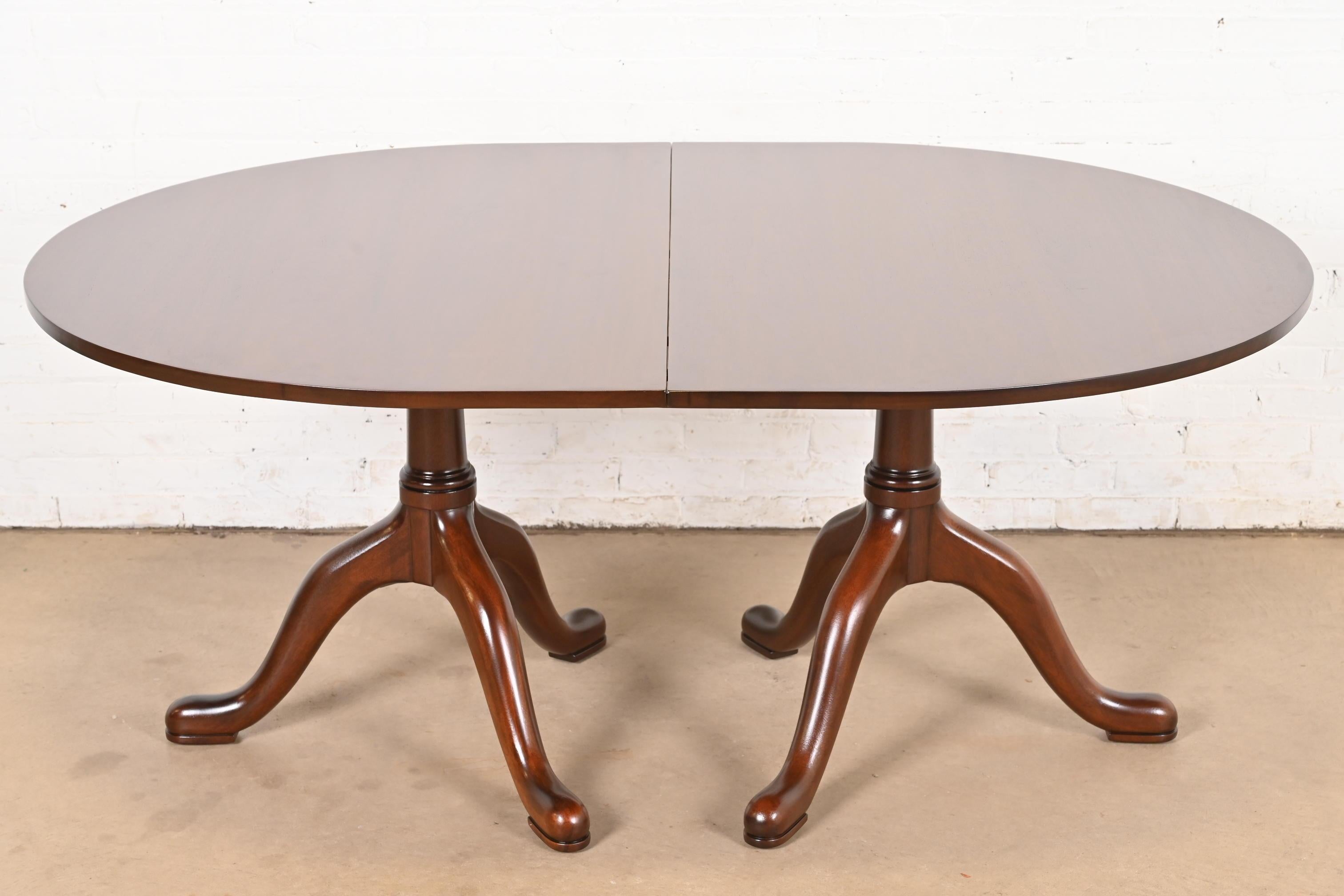 Kittinger Georgian Solid Mahogany Double Pedestal Dining Table, Newly Refinished For Sale 4