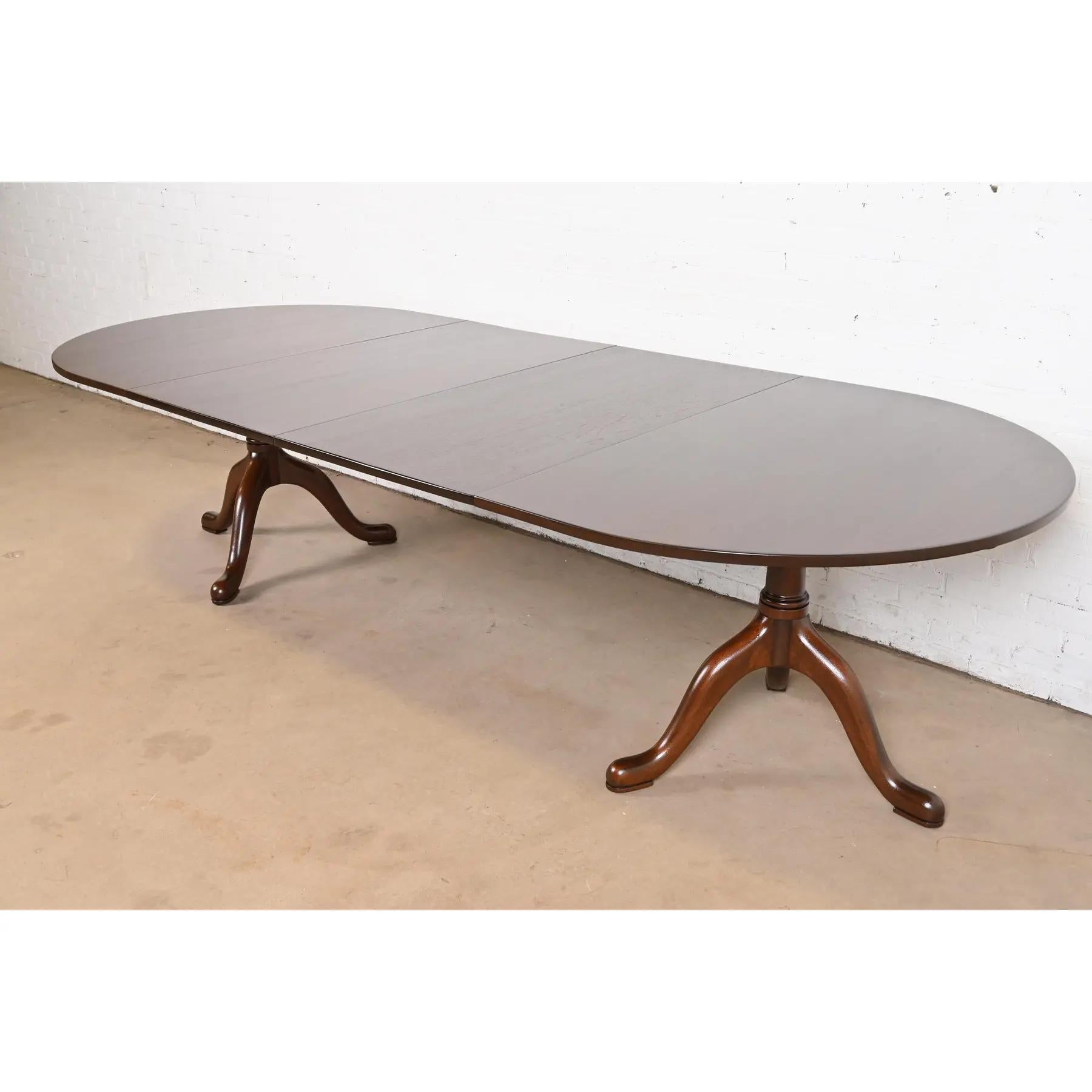 Magnifique table de salle à manger à double piédestal en acajou massif de style Georgien, Regency ou Queen Anne.

Par Kittinger

USA, Milieu du 20ème siècle

Dimensions : 67 