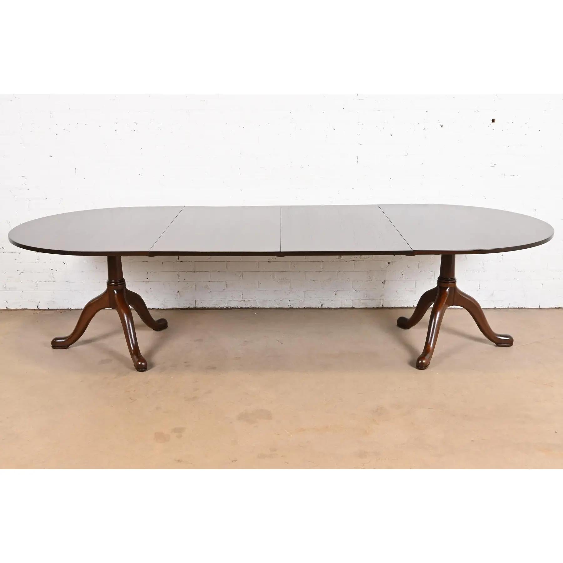 Georgien Kittinger table de salle à manger géorgienne à double piédestal en acajou massif, revernie en vente