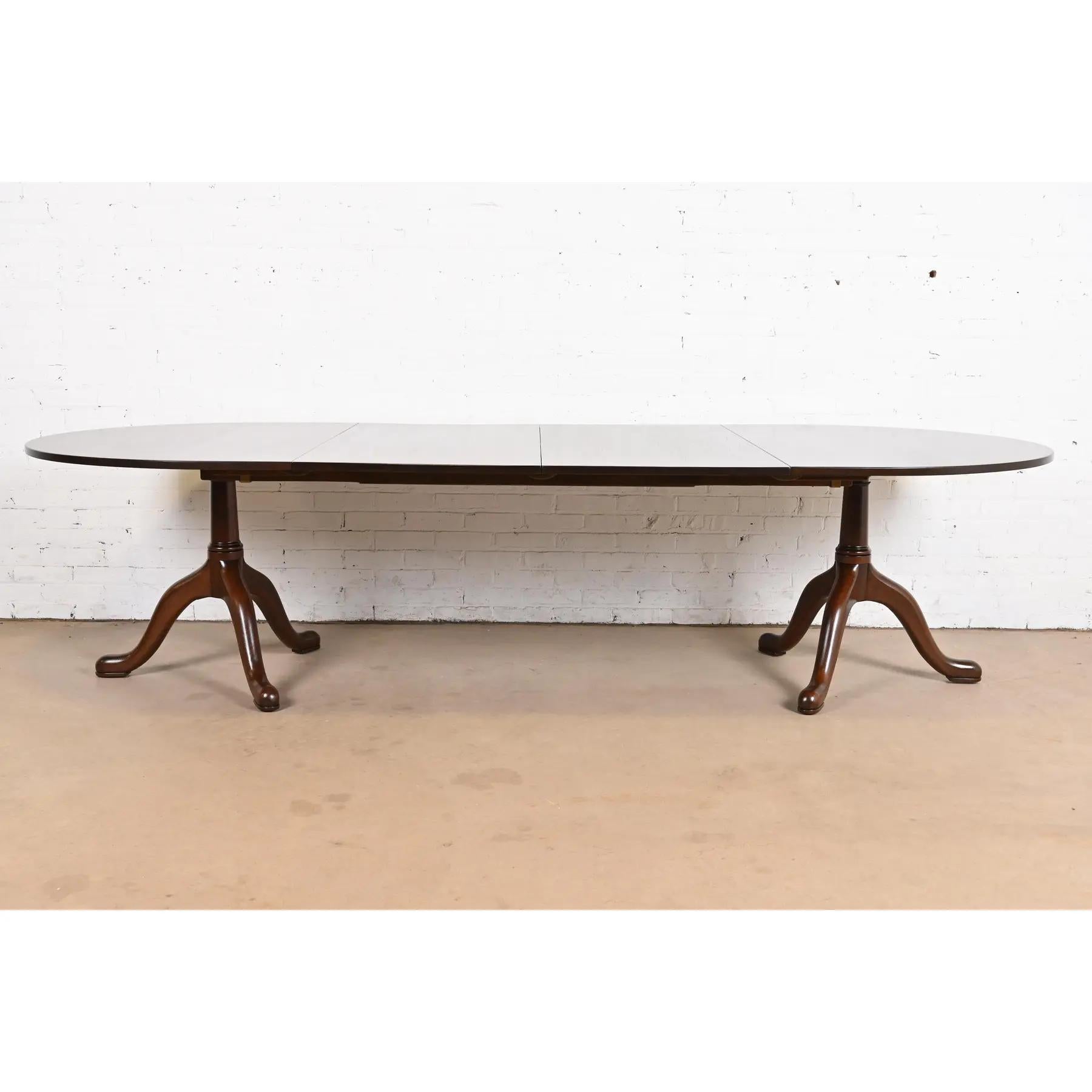 Américain Kittinger table de salle à manger géorgienne à double piédestal en acajou massif, revernie en vente