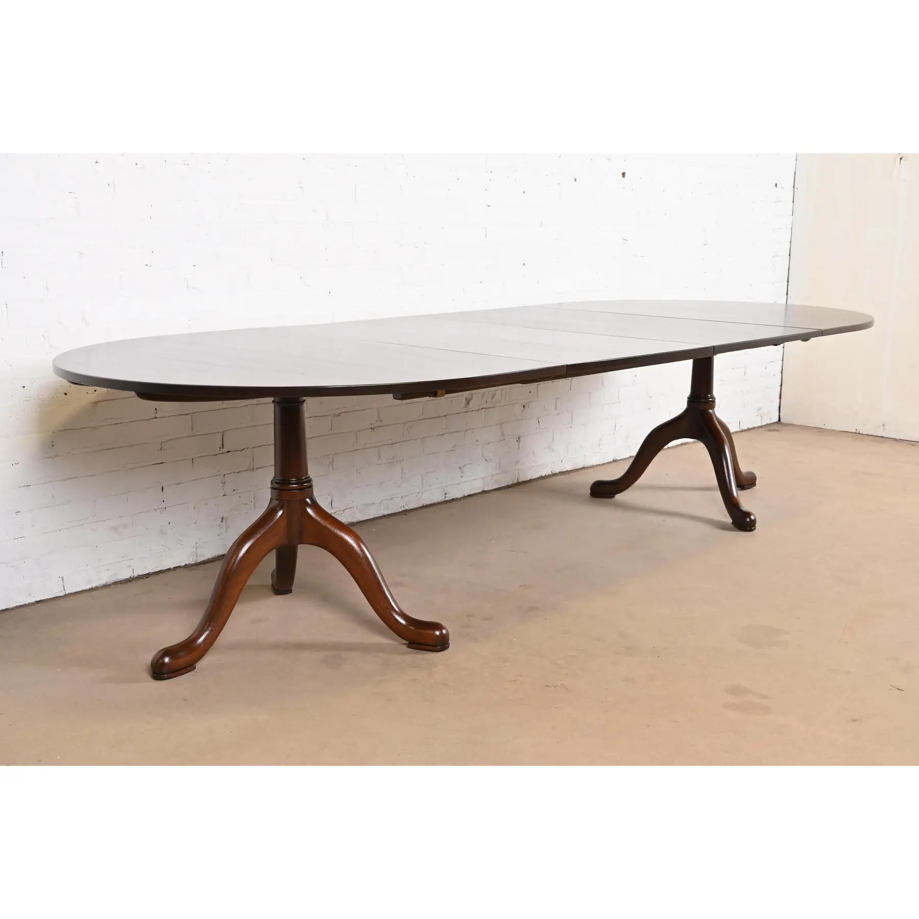 Kittinger table de salle à manger géorgienne à double piédestal en acajou massif, revernie Bon état - En vente à South Bend, IN