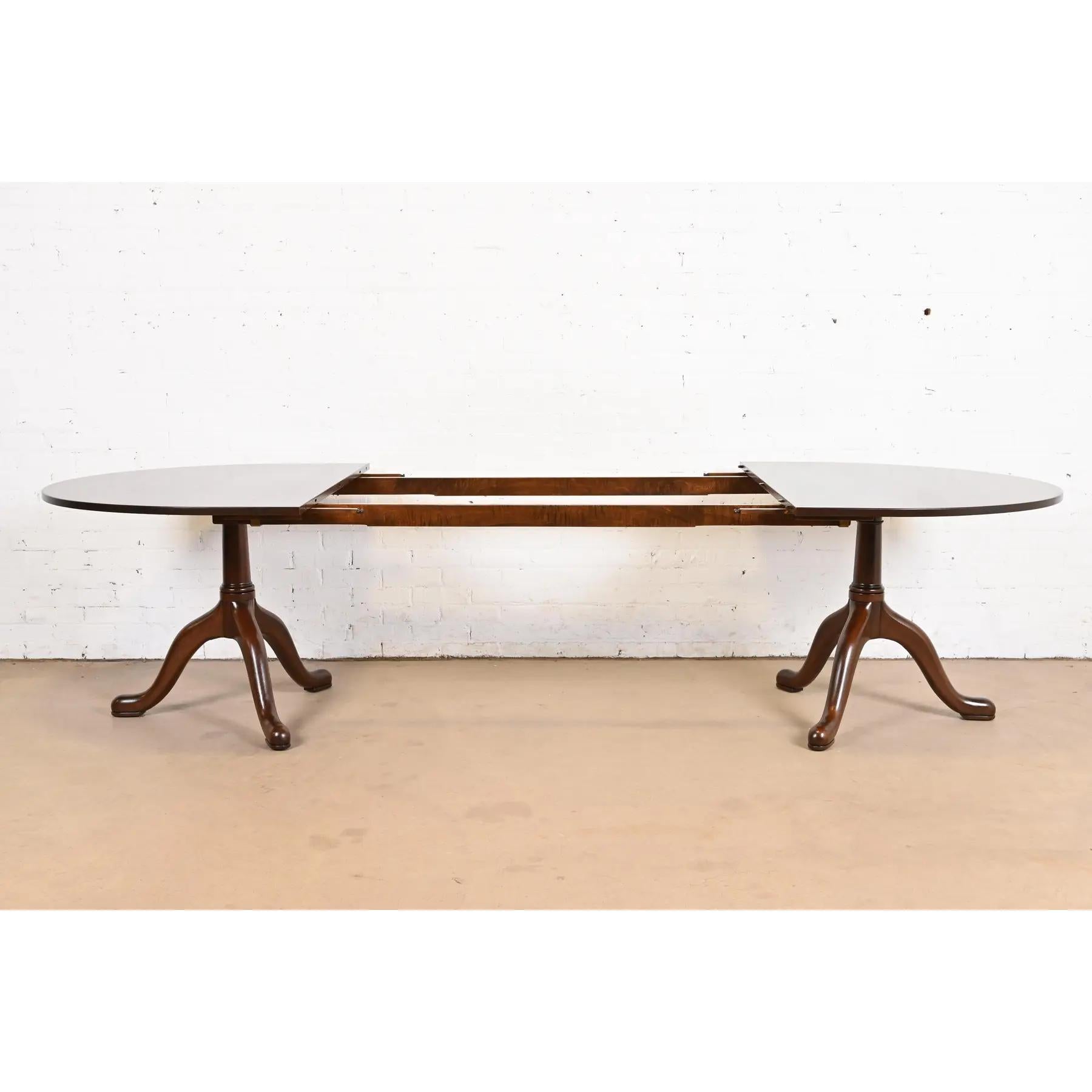20ième siècle Kittinger table de salle à manger géorgienne à double piédestal en acajou massif, revernie en vente