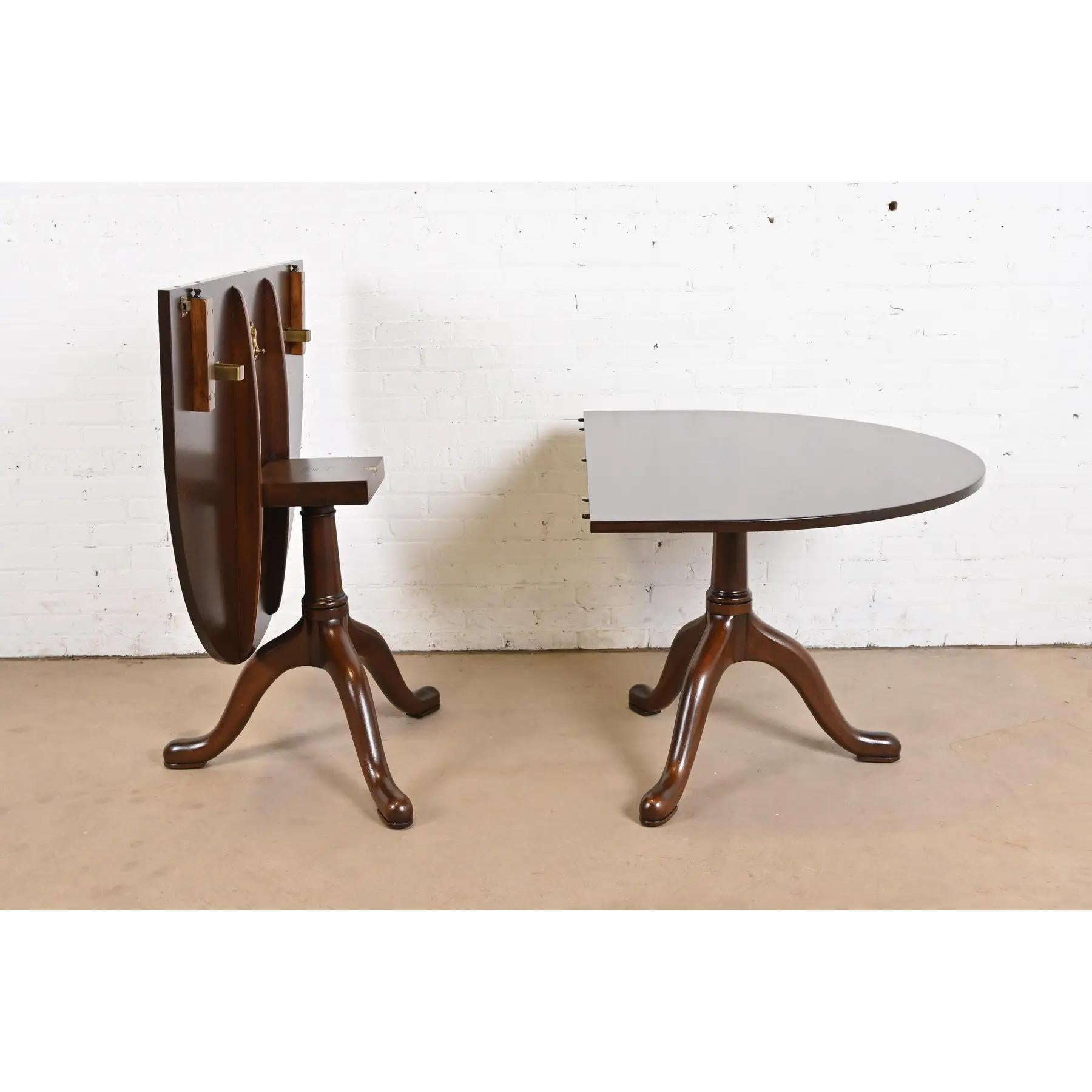 Acajou Kittinger table de salle à manger géorgienne à double piédestal en acajou massif, revernie en vente