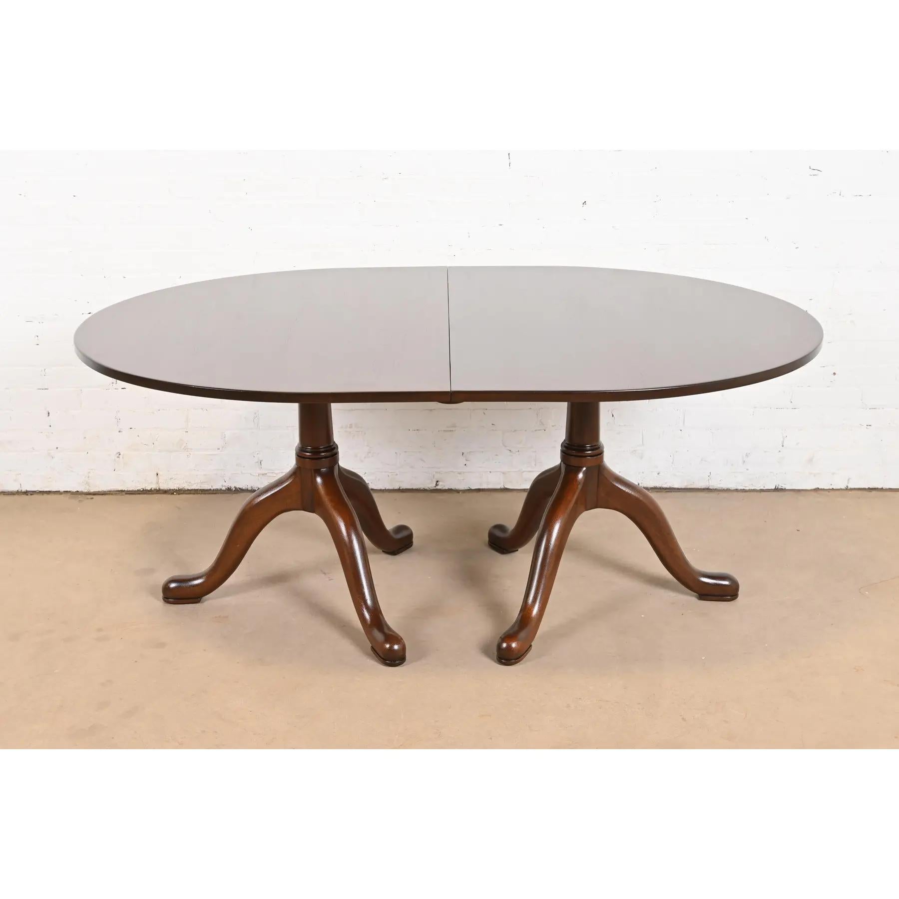 Kittinger table de salle à manger géorgienne à double piédestal en acajou massif, revernie en vente 1
