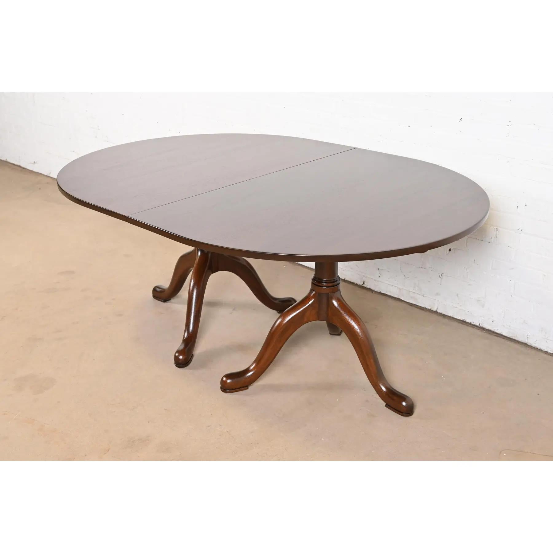 Kittinger table de salle à manger géorgienne à double piédestal en acajou massif, revernie en vente 2