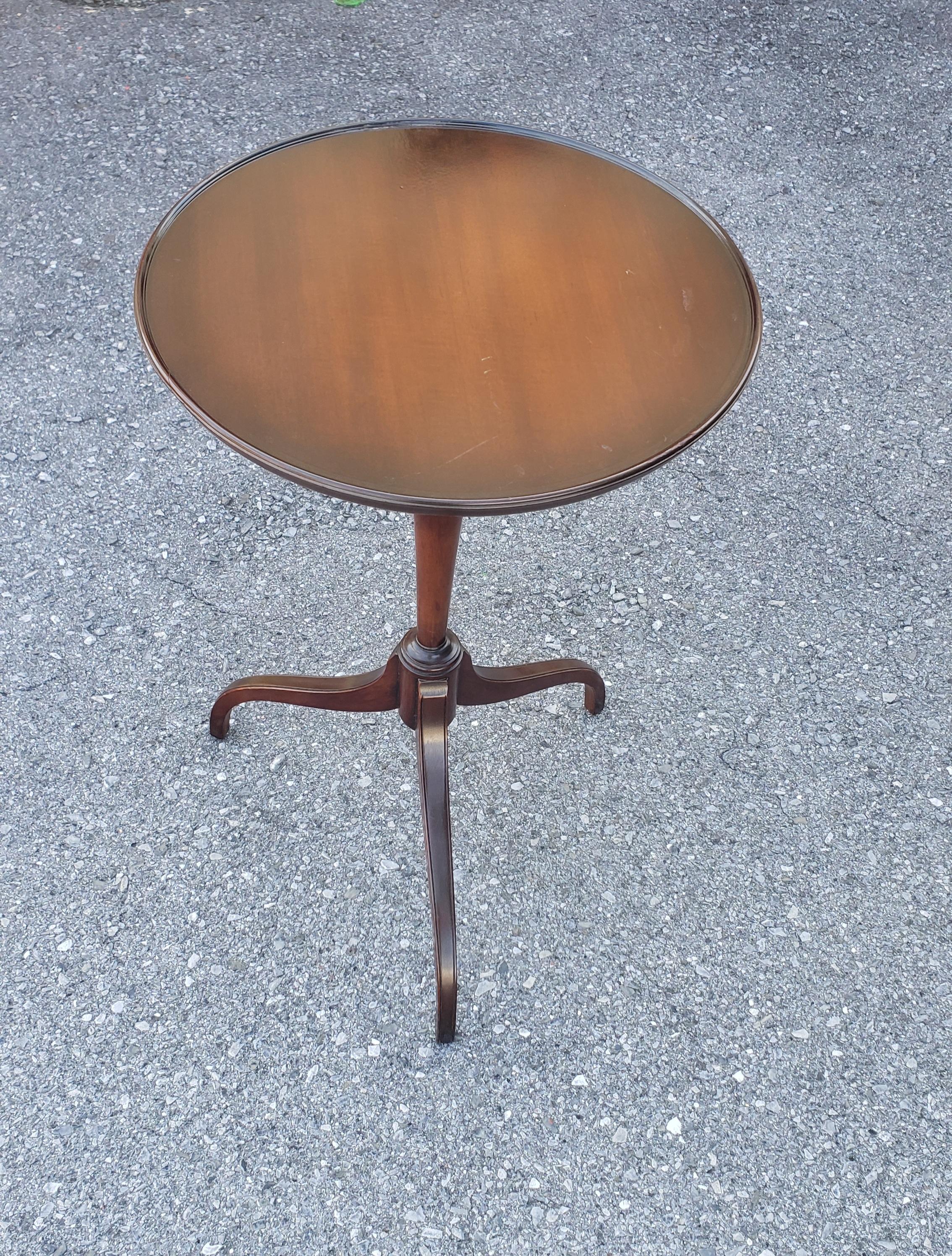 Kittinger furniture mahogany candle stand or side table with Koronet Finish and tripod spider legs. Measures 15.75