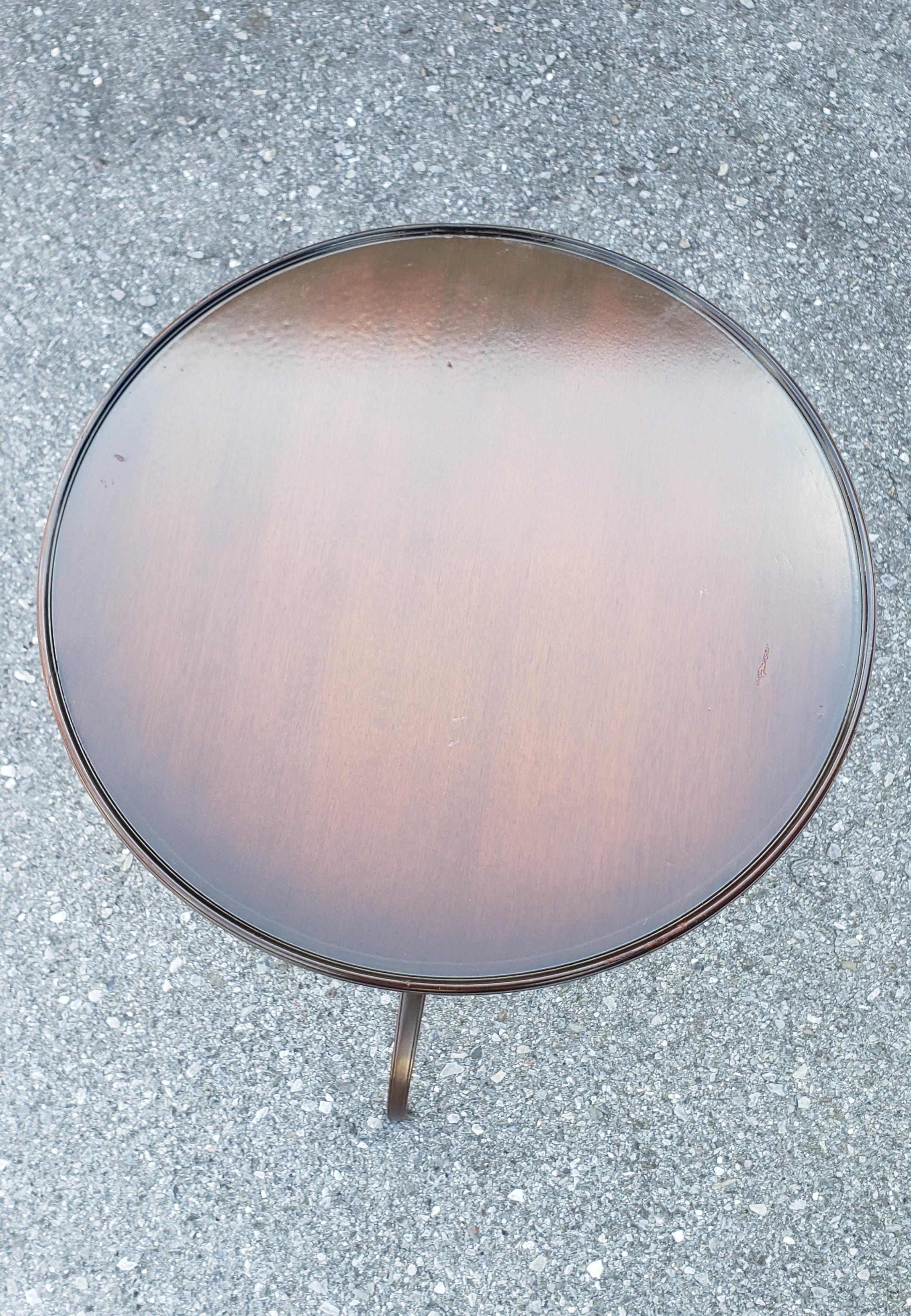 Mid-Century Modern Kittinger table d'appoint à bougie en acajou finition couronne en vente