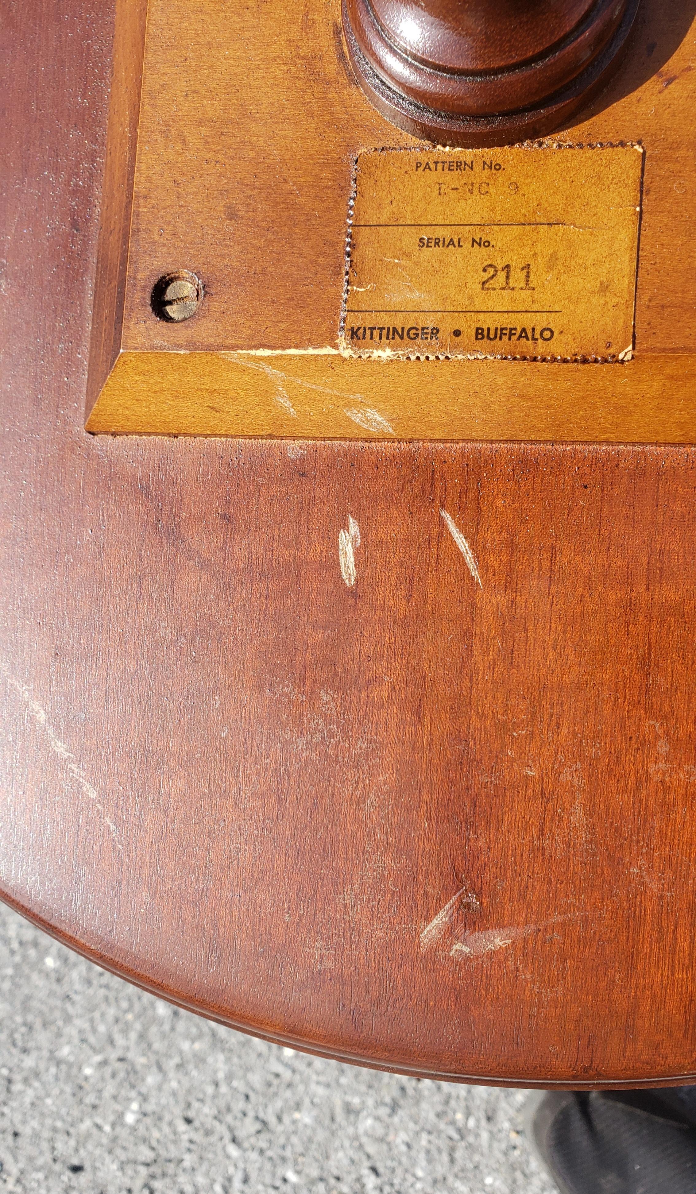 20ième siècle Kittinger table d'appoint à bougie en acajou finition couronne en vente