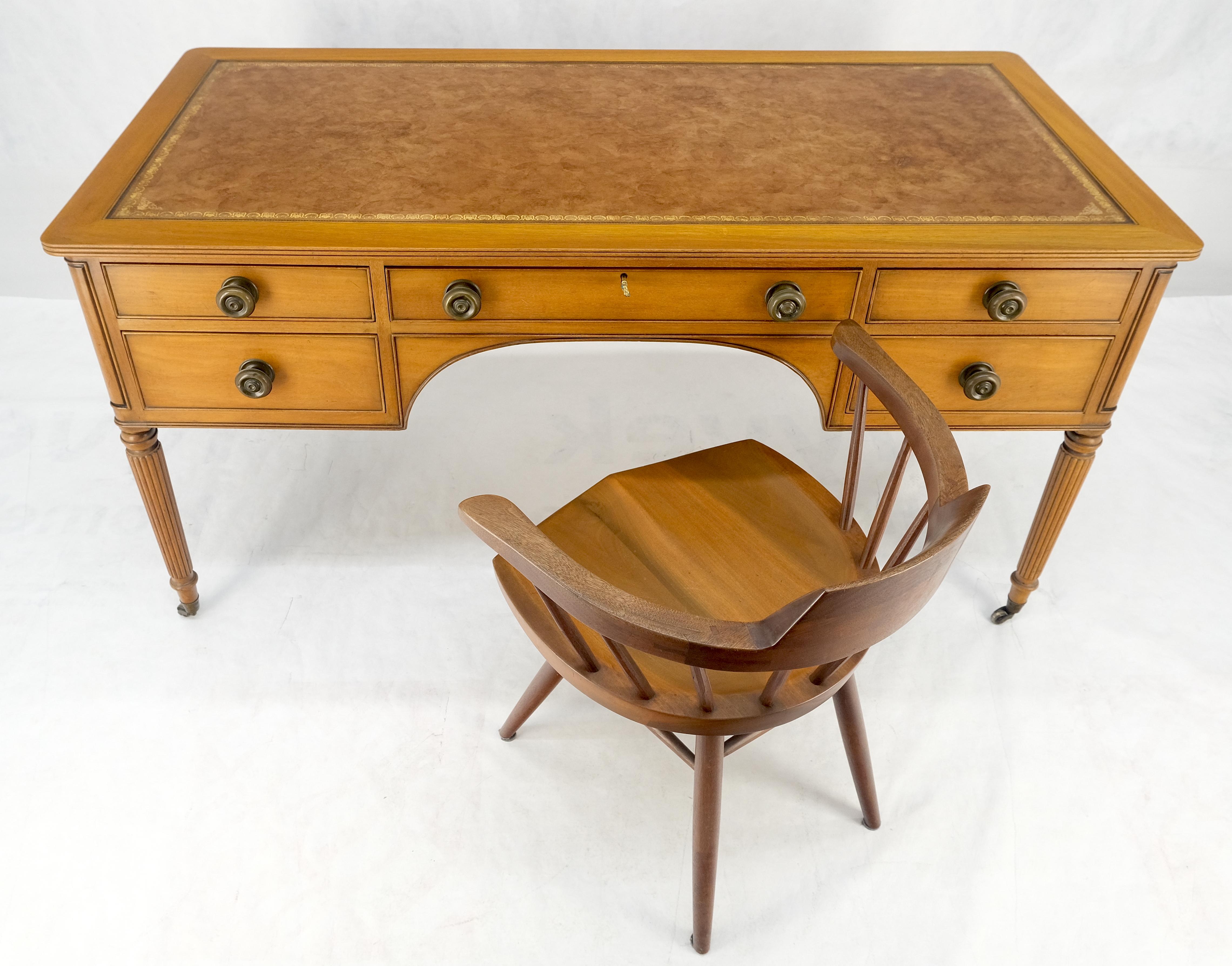 Sheraton Scrivania Kittinger in noce chiaro con piano in pelle a 5 cassetti e gambe scanalate  MINT! in vendita