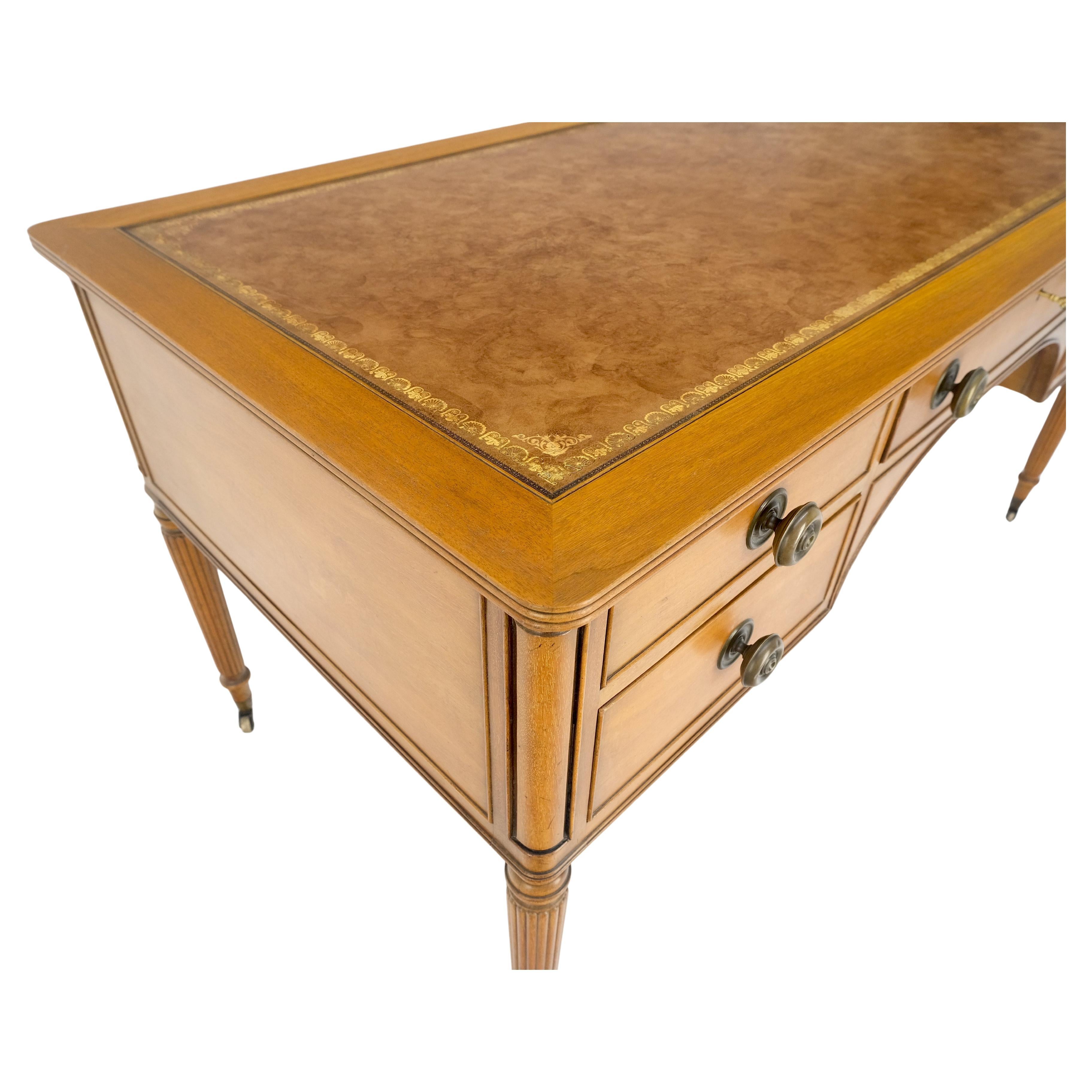 Americano Scrivania Kittinger in noce chiaro con piano in pelle a 5 cassetti e gambe scanalate  MINT! in vendita