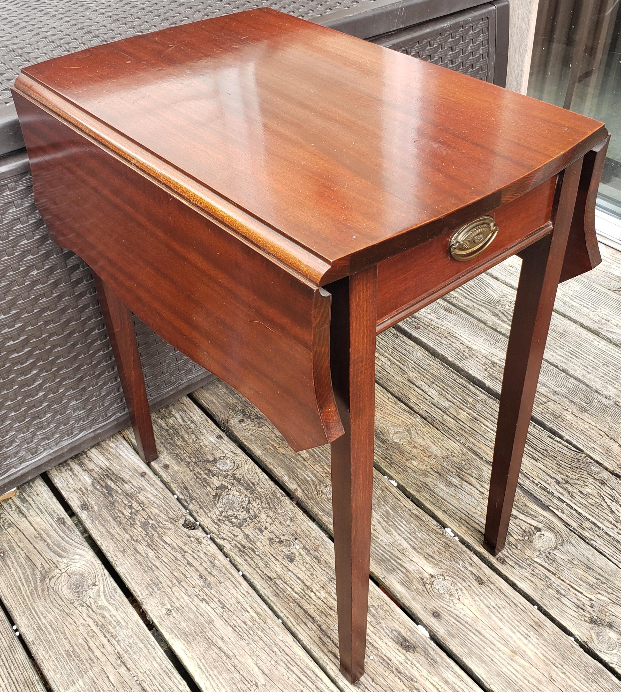 Stunning pair of Kittinger attributed mahogany Hepplewhite Pembroke tables. Very nice wood grain and patina with dovetailed drawer. Excellent drop leaf mechanism and original hardware. Beautiful vintage condition. Measures 15.5