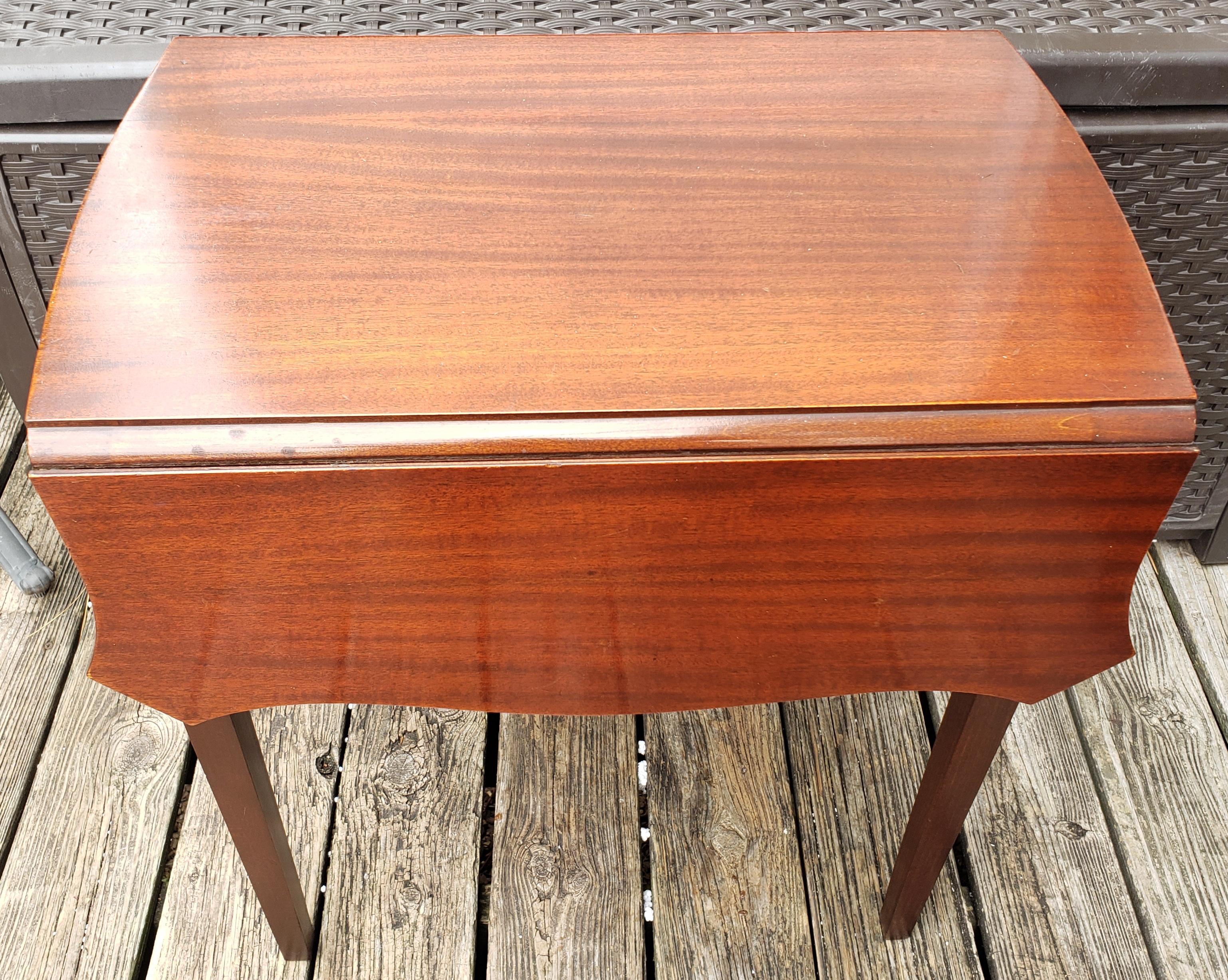 Kittinger Mahogany Hepplewhite Pembroke Tables, a Pair In Good Condition In Germantown, MD