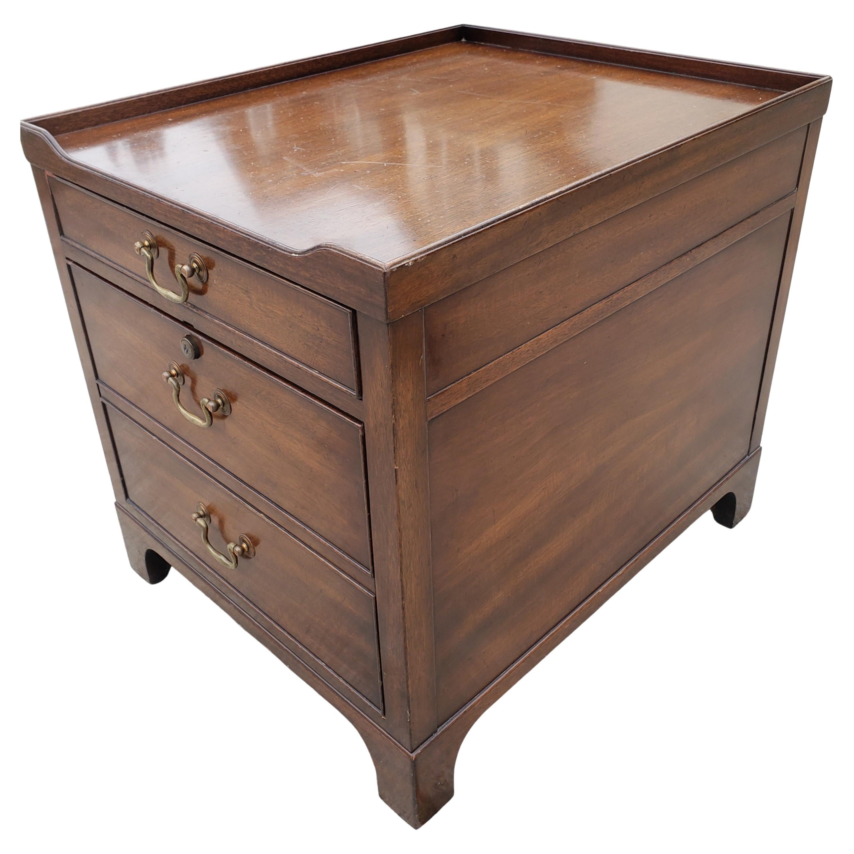 Kittinger Mahogany Side Table File Cabinet In Good Condition In Germantown, MD