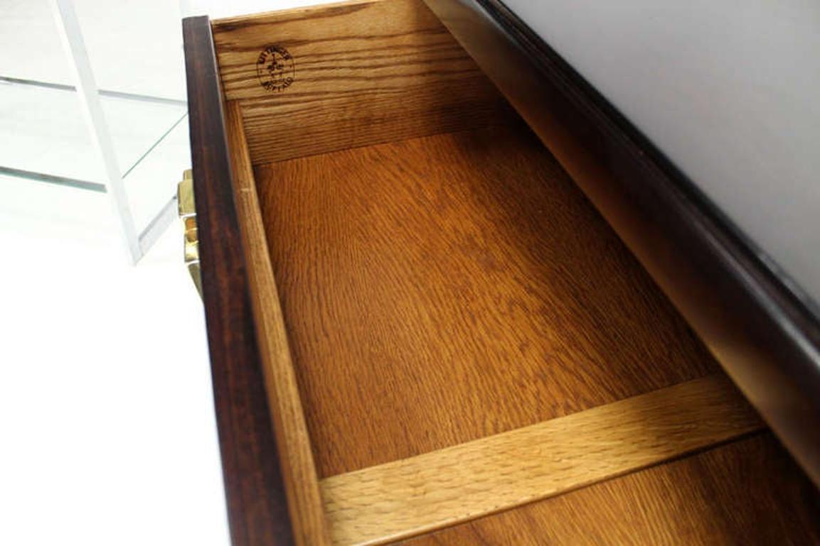 Kittinger moderne du milieu du siècle dernier, lourde commode à 3 tiroirs avec poignées tombantes Bon état - En vente à Rockaway, NJ