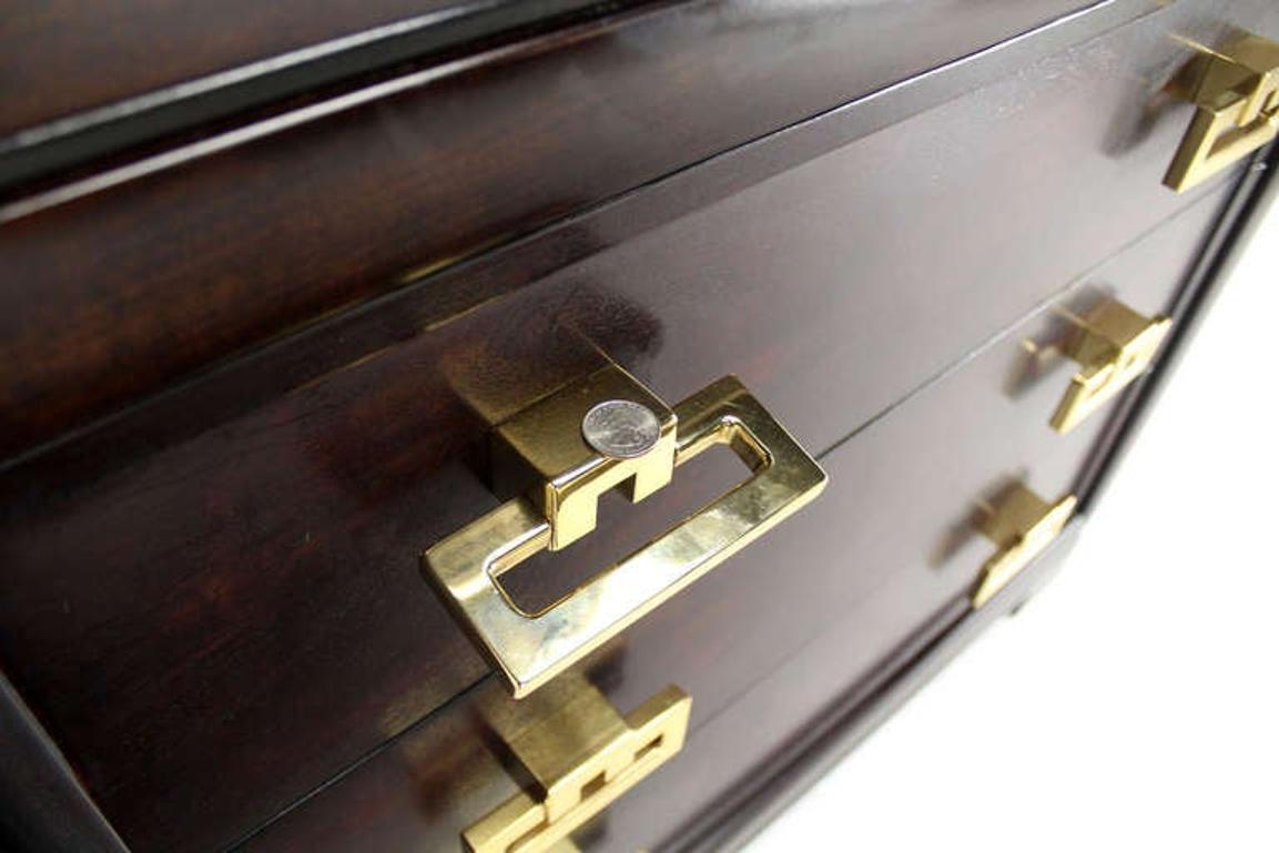 Laiton Kittinger moderne du milieu du siècle dernier, lourde commode à 3 tiroirs avec poignées tombantes en vente