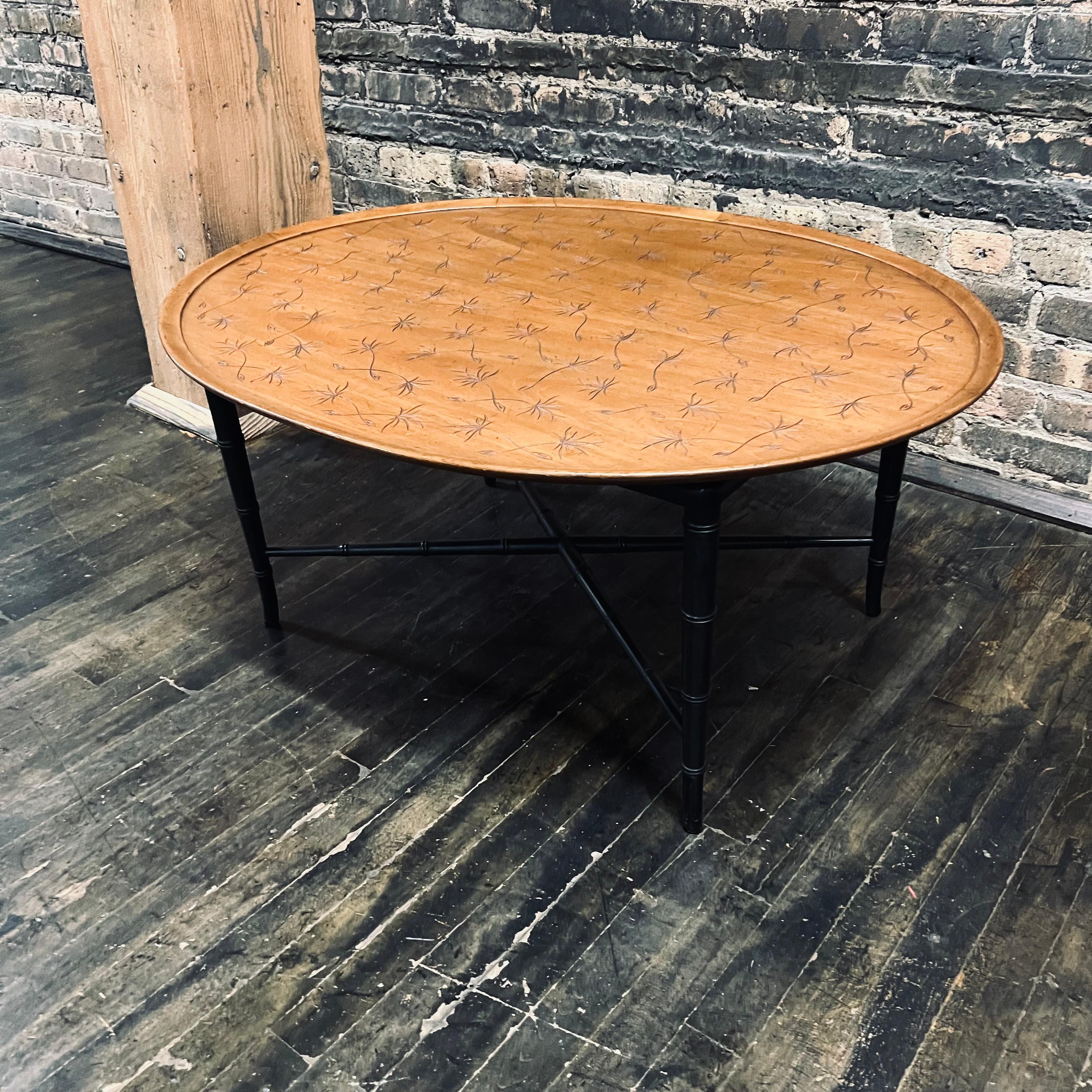 Laqué Table basse ovale Kittinger du milieu du siècle dernier avec design incisé sur base en faux bambou en vente
