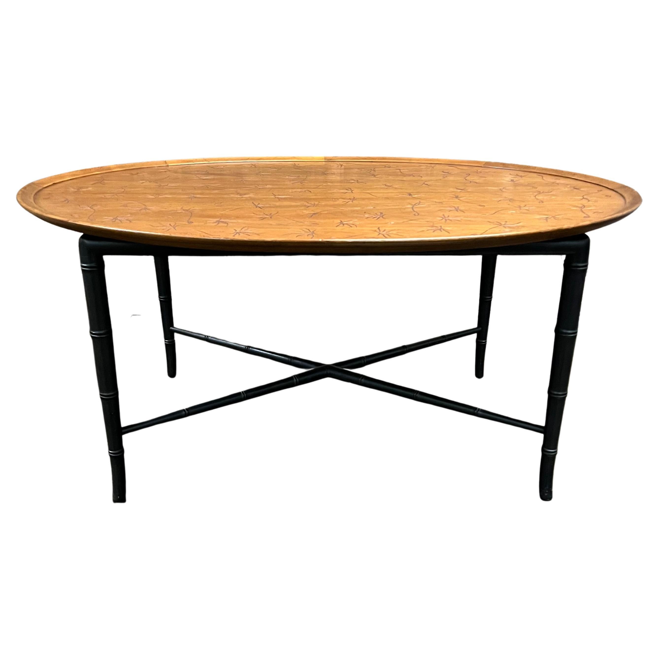 Table basse ovale Kittinger du milieu du siècle dernier avec design incisé sur base en faux bambou