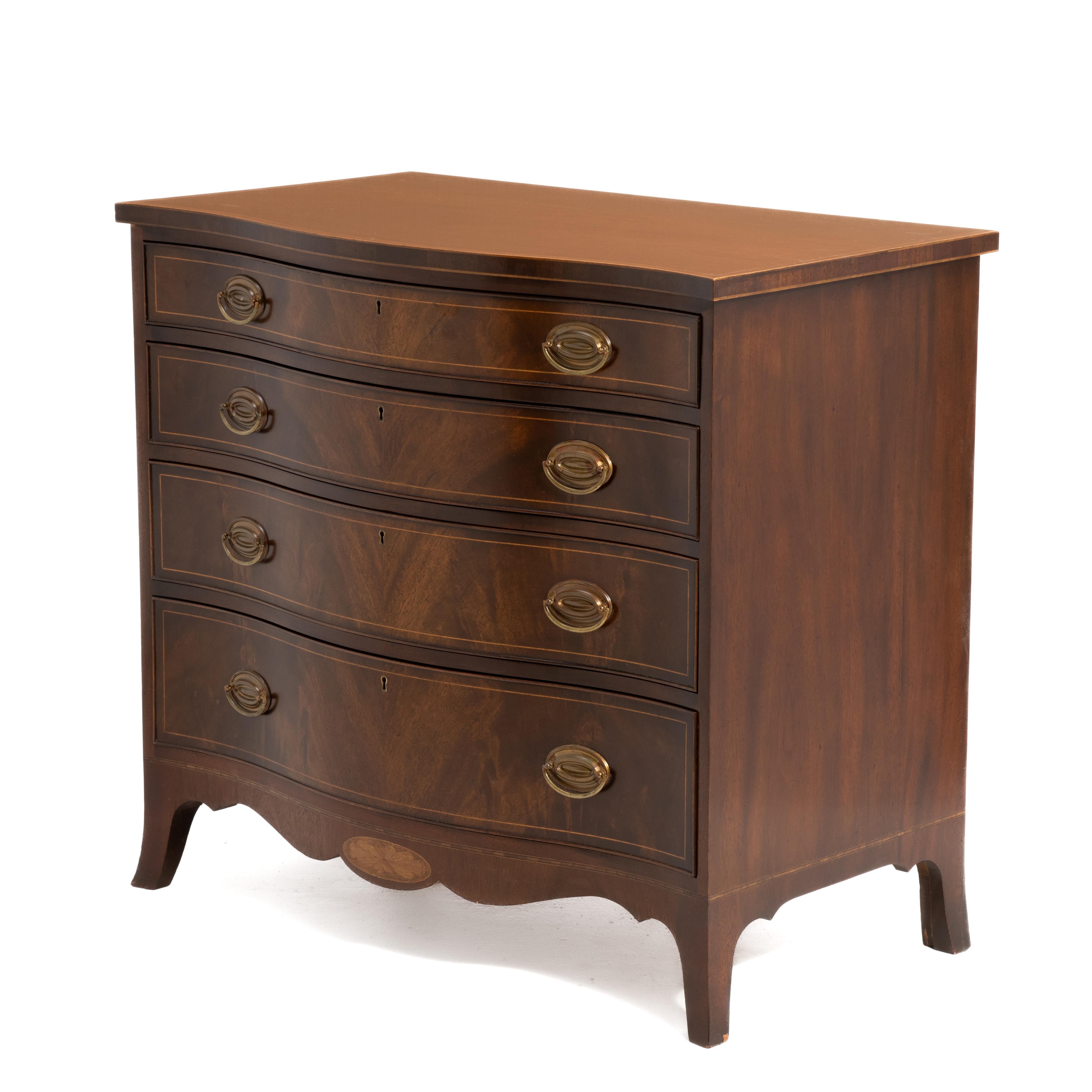 Cassettone a quattro cassetti intarsiato Kittinger Old Dominion Virginia Pattern In condizioni buone in vendita a Forest Grove, PA