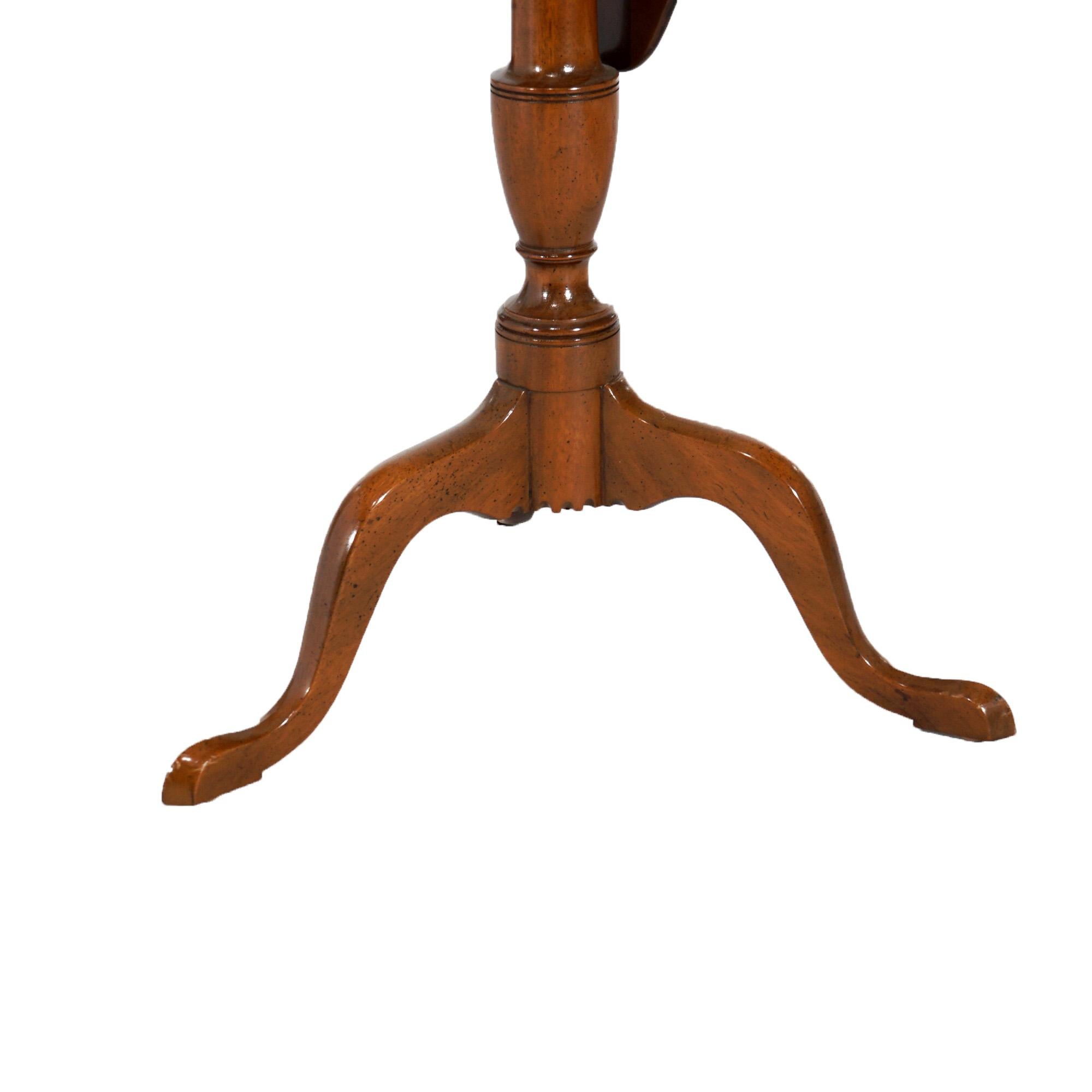 Kittinger Williamsburg Mahogany Tilt Top Candle Stand with Shaped Top 20e siècle en vente 4
