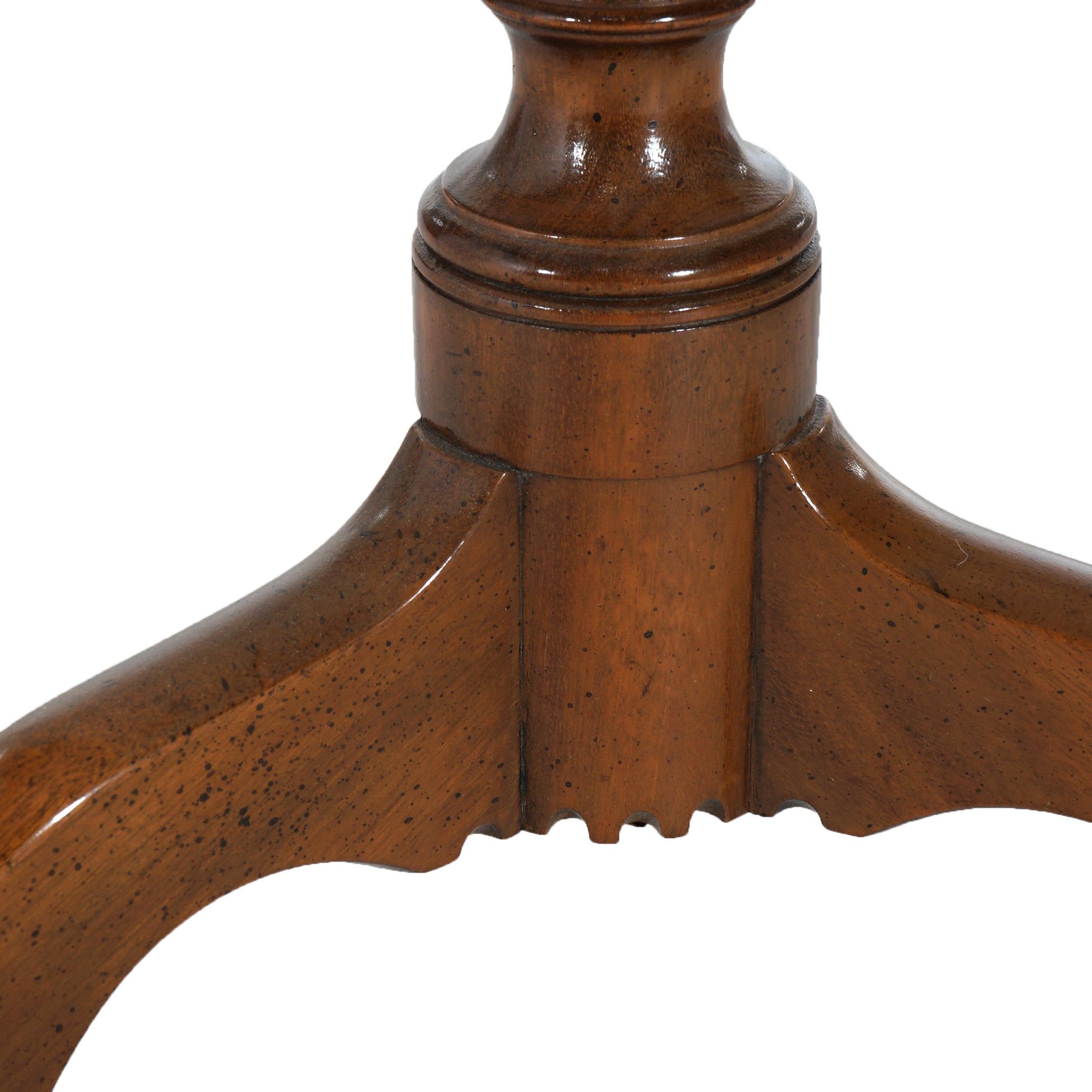 Kittinger Williamsburg Mahogany Tilt Top Candle Stand with Shaped Top 20e siècle en vente 5