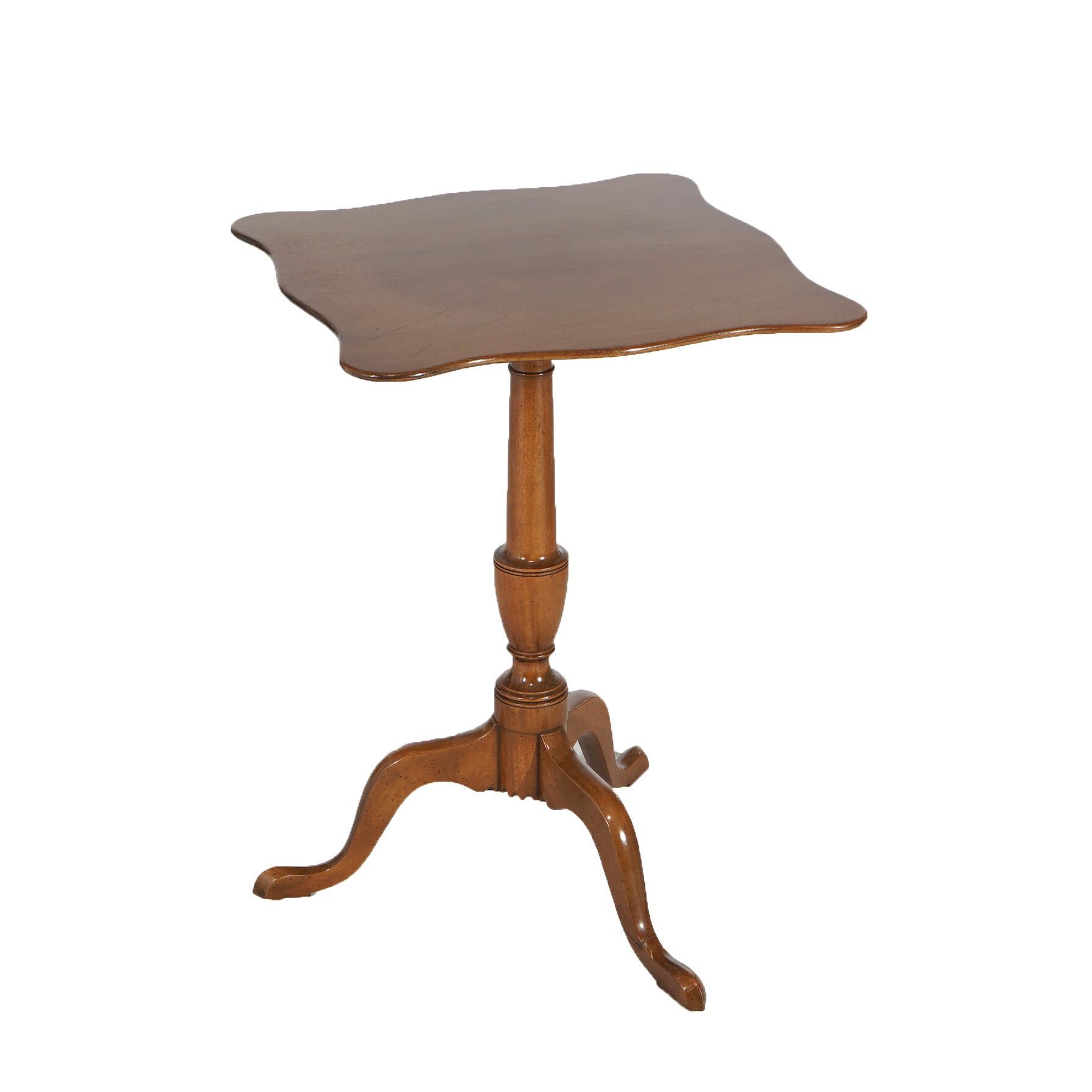 Queen Anne Kittinger Williamsburg Mahogany Tilt Top Candle Stand with Shaped Top 20e siècle en vente