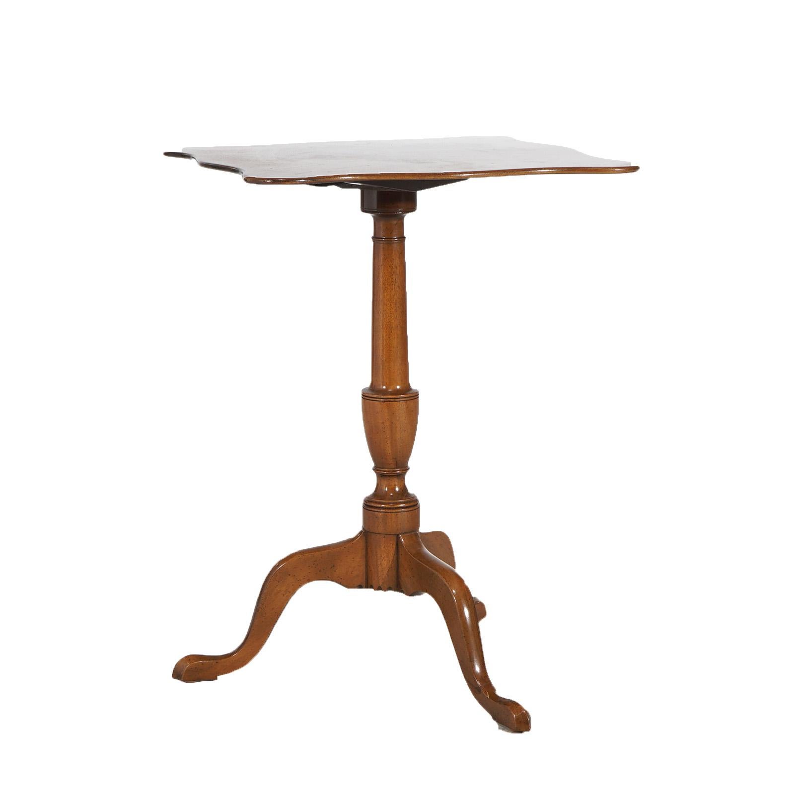 Kittinger Williamsburg Mahogany Tilt Top Candle Stand with Shaped Top 20e siècle Bon état - En vente à Big Flats, NY