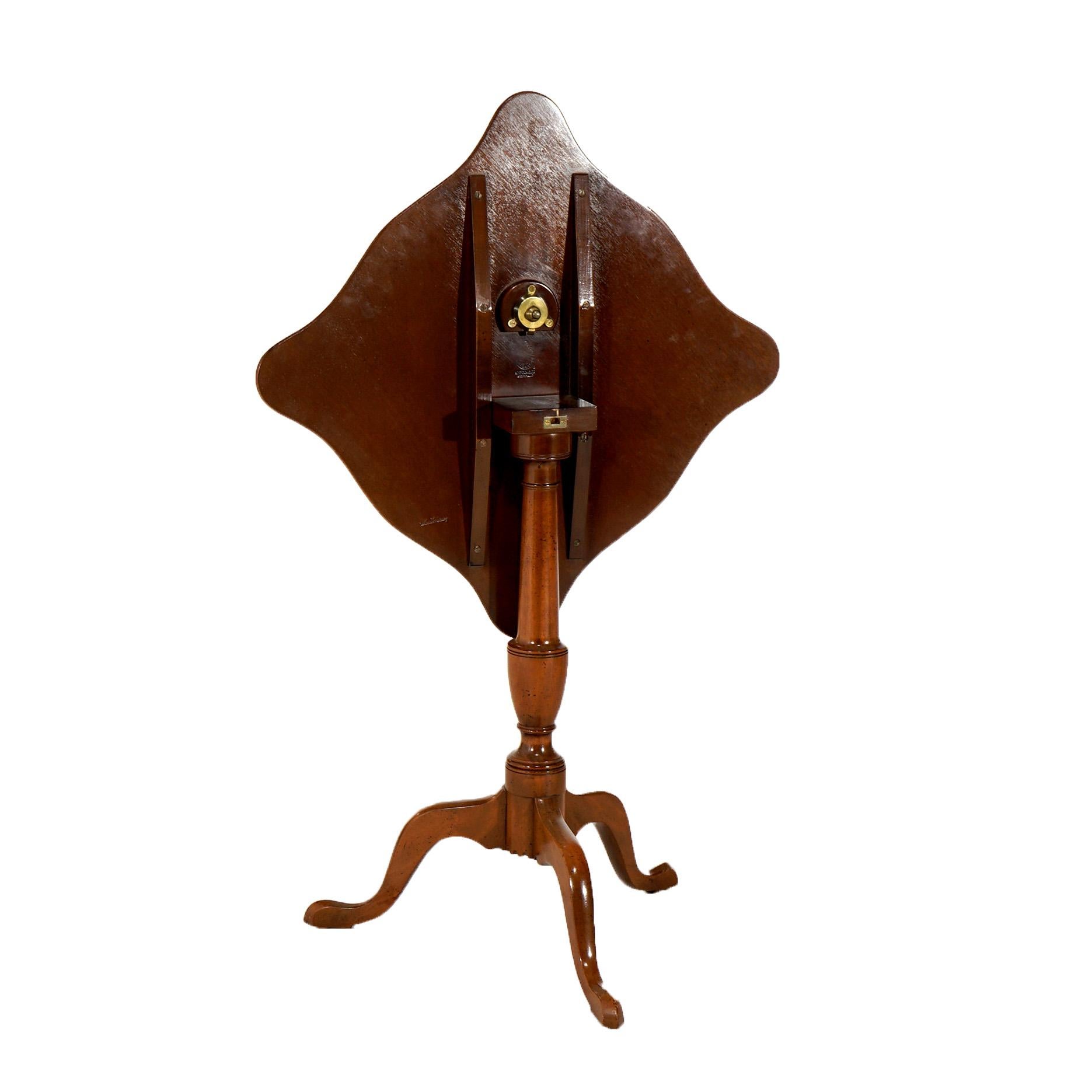 20ième siècle Kittinger Williamsburg Mahogany Tilt Top Candle Stand with Shaped Top 20e siècle en vente